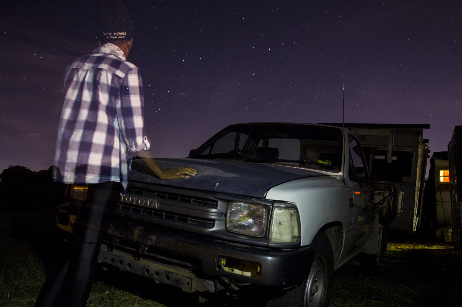 coche, vehículo, Vehículo de motor, reflexión, Diseño automotriz, ligero, Off road, noche, iluminación, Exterior del automóvil, la carretera, parachoque, conducción, vehiculo todoterreno, Neumático de automoción, oscuridad, Iluminación automotriz, paisaje, tecnología, lámpara de cabeza, neumático, ventana