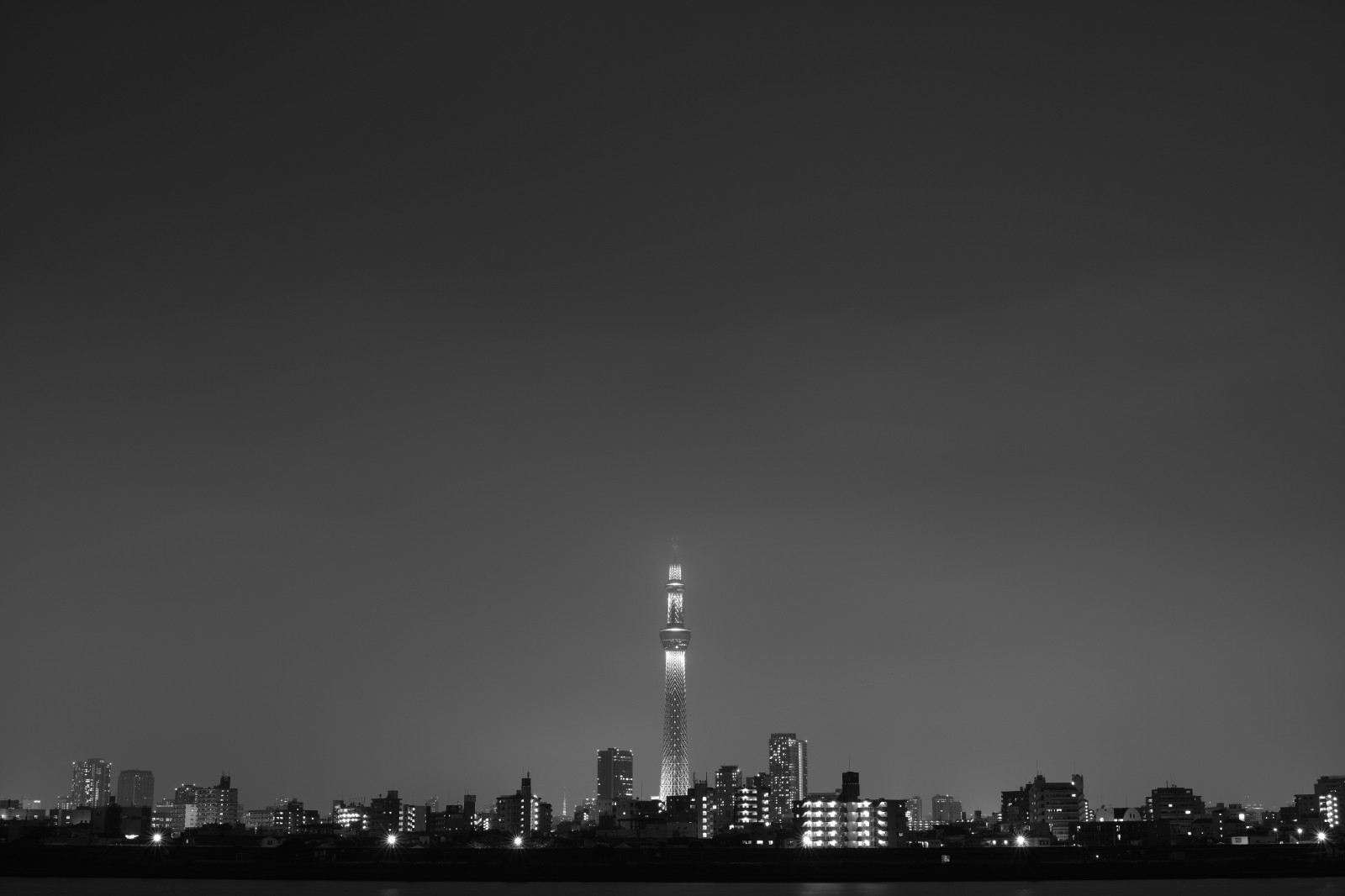 černobílý, město, panoráma města, noc, panoráma, mrakodrap, horizont, atmosféra, Quattro, soumrak, Tokio, Skytree, tma, Tokyo Sky Tree, Miyabi, yotsugi, sigma, dp, DP2, dp2quattro, dp2q, atmosférický jev, Atmosféra Země, Černý a bílý, monochromatické fotografování, lidské osídlení