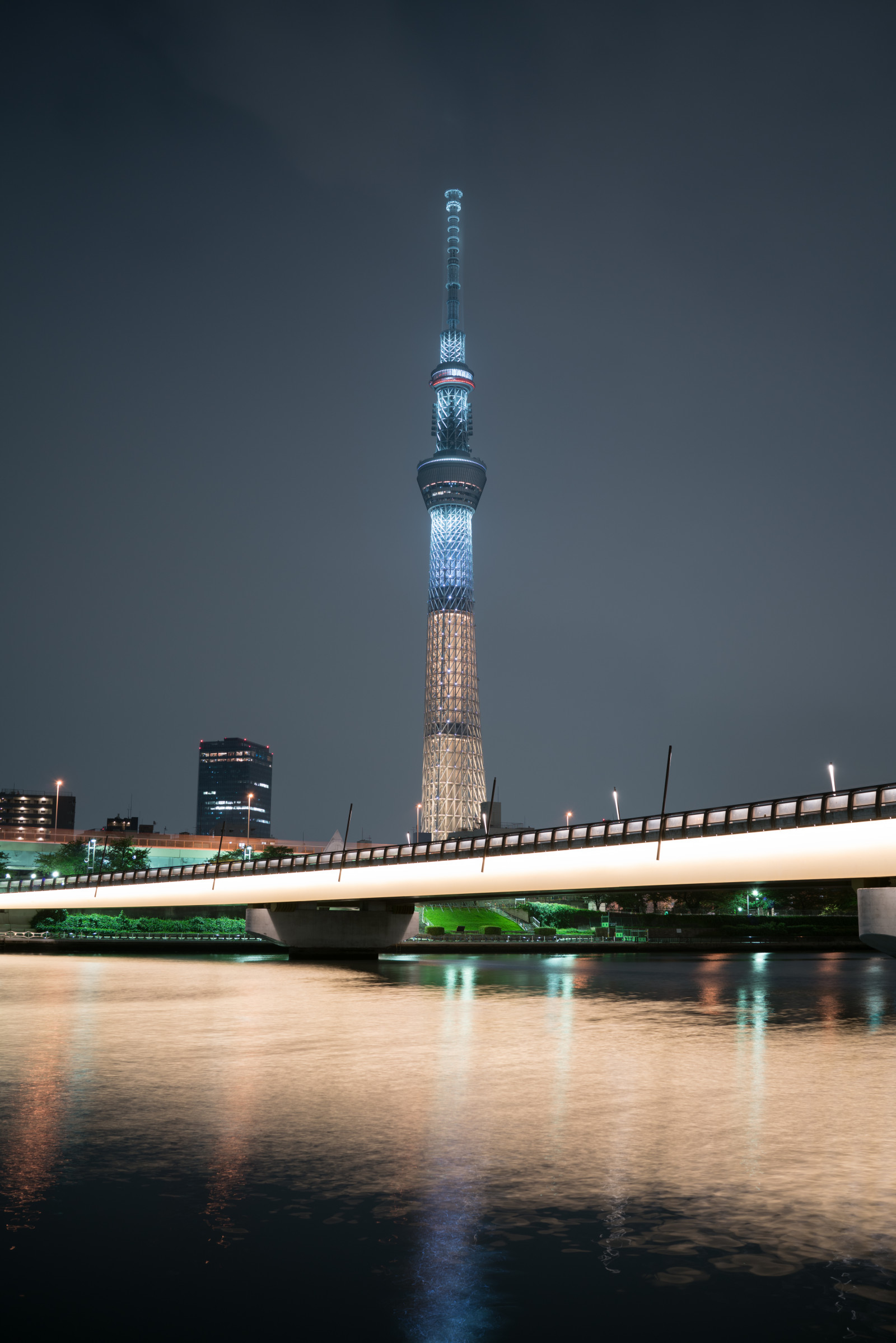 Japonsko, město, panoráma města, noc, architektura, voda, odraz, vozidlo, panoráma, mrakodrap, věž, most, horizont, Sony, soumrak, Tokio, RX1R, jp, Skytree, mrak, zakalený, osvětlené, osvětlení, CC, Zeiss, mezník, Tokyo Sky Tree, rx, rx1, rx1rm2, rx1rmark2, CreativeCommons, kirameki, Atmosféra Země