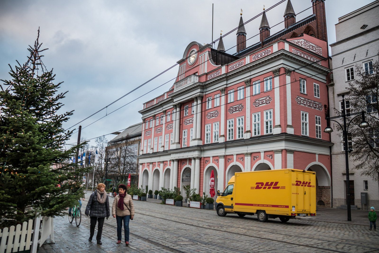 ulice, architektura, vozidlo, silnice, Německo, město, Vánoce, doprava, centrum, Vánoce, vánoční trh, července, Německo, deutschland, Rostock, julmarknad, exif modelu canoneos760d, geocountry, Kamera aby kánon, geocity, Model fotoaparátu canoneos760d, geostate, geolocation, EXIF čočka efs18200mmf3556is, exif aby kánon, exif isospeed 200, exif focallength 18mm, EXIF otvor 35, weinachtsmarkt, fasáda, urban area, sousedství, obytný prostor, veřejná doprava