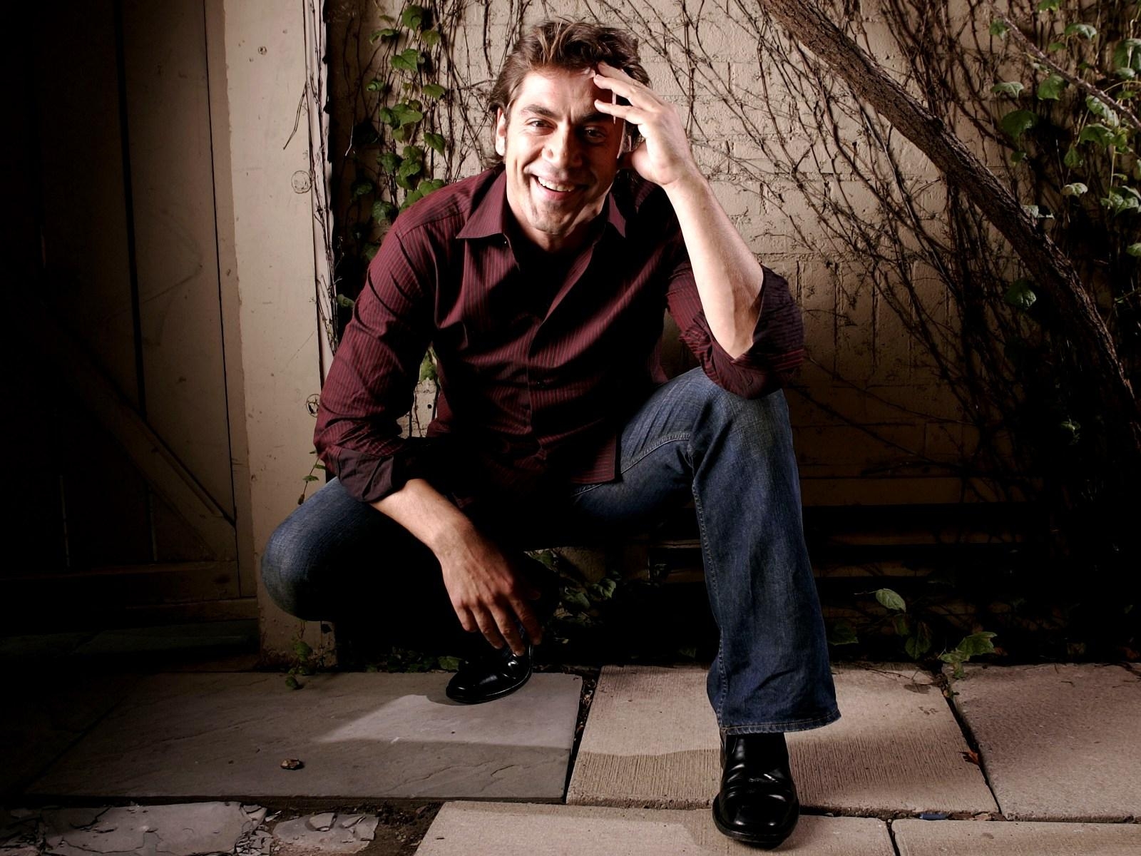 model, portræt, brunette, sidder, fotografering, bukser, sweater, mode, emotion, Person, romantik, Javier Bardem, pige, skønhed, smil, mand, kvinde, dame, fotografi, mørke, han-, humane positioner, portrætfotografering, Photo shoot