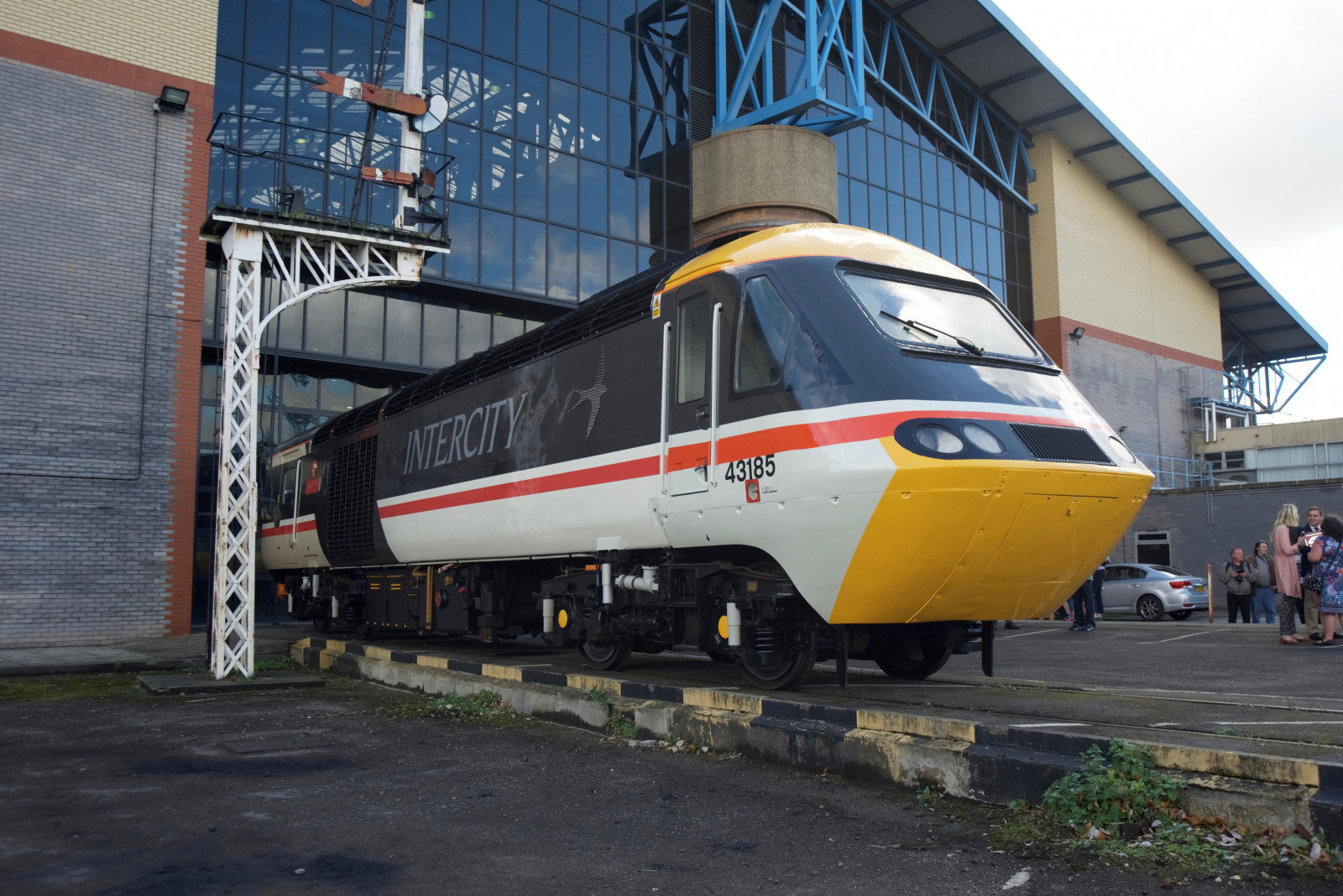 pojazd, pociąg, Dworzec kolejowy, transport, lokomotywa, jednoszynowy, tor, obszar Metropolitalny, Sposób transportu, transport publiczny, transport kolejowy, tabor, Samochód osobowy, Samochód kolejowy, pociąg szybkobieżny, Ecml, Eastcoastmainline, Hst, Gwr, Mtu, Klasa 43, pociąg ekspresowy, 43185greatwestern, 43002sirkennethgrange, Międzybranżowa dostawa, Backtoback, Yorkstation, 0e16lairatoyorknrm, Greatwesternrailway, Heritagelivery