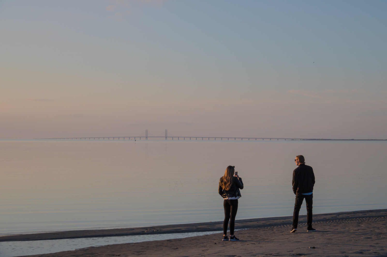 lidé, západ slunce, moře, záliv, voda, pobřeží, písek, nebe, pláž, svítání, uklidnit, večer, ráno, pobřeží, horizont, pár, molo, soumrak, chodník, dovolená, Klid, klid, svítání, oceán, nebe, solnedg ng, vatten, hav, m nniska, dřevěný, h llviken, odstavec, atmosférický jev, tělo z vody