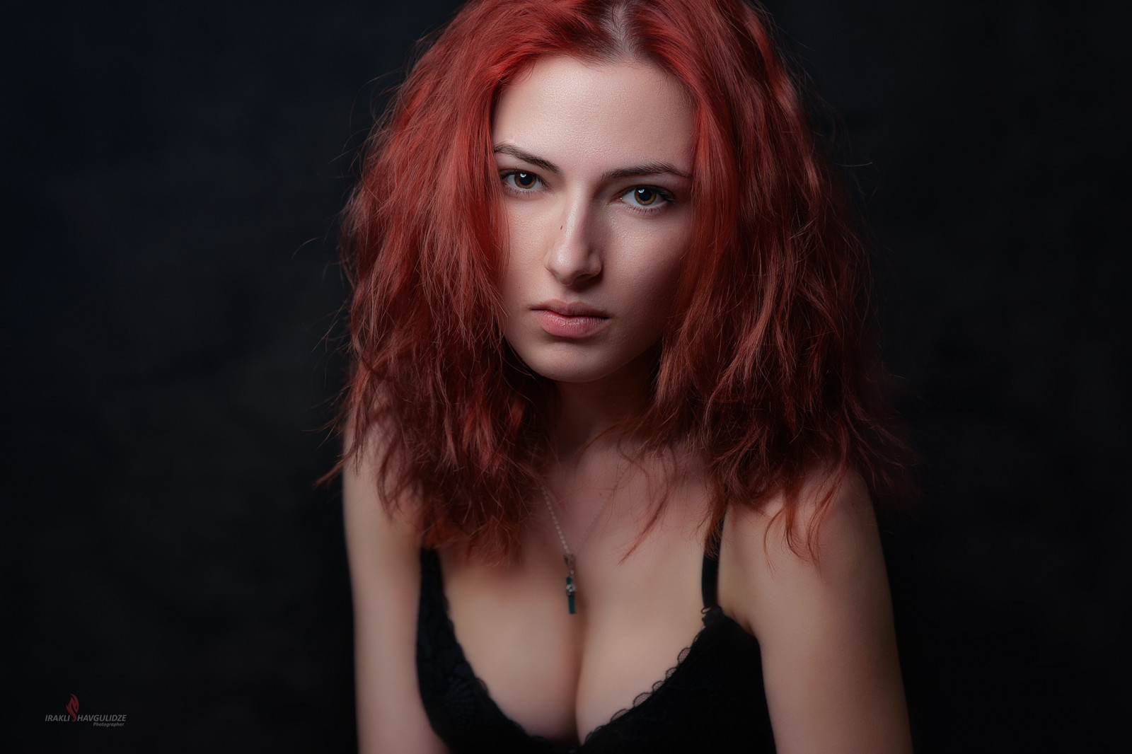 Gesicht, Frau, Rothaarige, Modell-, Porträt, Einfacher hintergrund, lange Haare, rot, Fotografie, Sänger, schwarzes Haar, BH, Mode, Haar, Unterwäsche, Person, Singen, Irakli Shavgulidze, Farbe, Mädchen, Schönheit, Dame, Dunkelheit, blond, Frisur, Fotoshooting, braune Haare, Kunstmodell, Menschliche Haarfarbe, Rote Haare