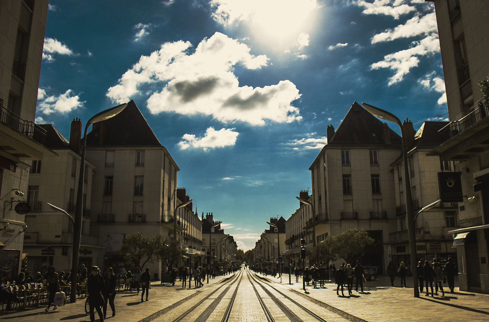 nebe, mrak, město, mezník, infrastruktura, město, urban area, strom, ulice, silnice, architektura, budova, metropole, Dům, meteorologický jev, turistická atrakce, během dne, sousedství, večer, fasáda, náměstí, centrum, Cestovní ruch, panoráma města