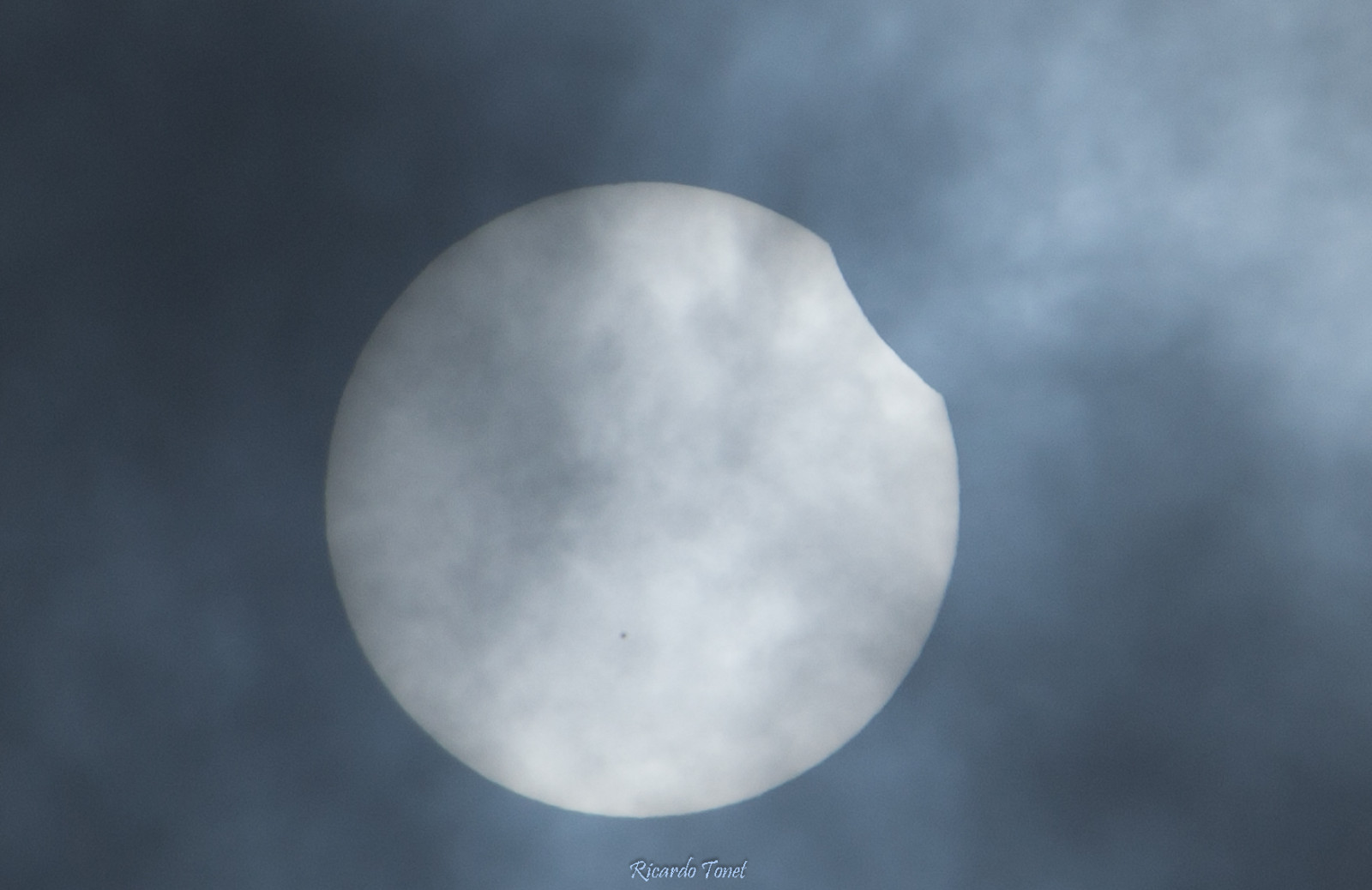 Příroda, nebe, koule, Měsíc, slunce, atmosféra, Nikon, Brazílie, zatmění, Brasil, slunce, 2017, mrak, sluneční, ngc, nikond3100, během dne, brasilemimagens, nublado, nuvens, počítač tapeta, Atmosféra Země, astronomický objekt, meteorologický jev, santacatarina, nebeská událost, jev, nuven, ricardotonet, Joinville, Ntg, Ngt