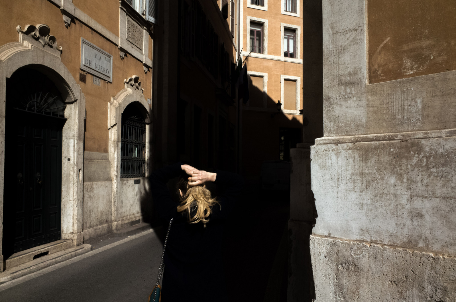 chrám, Černá, ruce, ulice, stín, stěna, silnice, vlasy, Řím, infrastruktura, světlo, barva, dívka, alej, fotografie, streetphotography, GR, upřímný, urban area, dávná historie