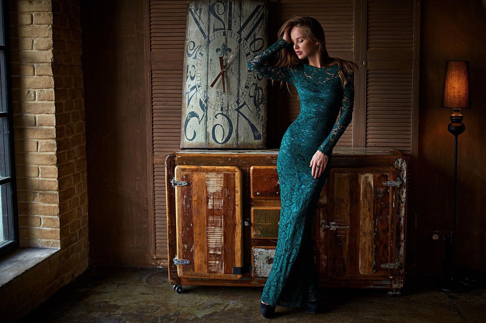 femei, model, rochie, albastru, ceasuri, culoare, întuneric, 2000x1333 px, sedinta foto, interioare