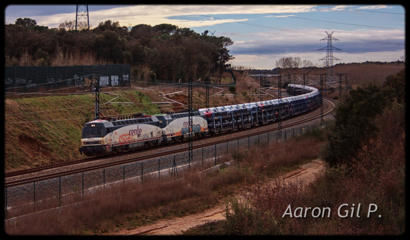 krajina, auto, nebe, vozidlo, vlak, večer, doprava, Barcelona, lokomotiva, Opel, LE, Přepravce, strom, rostlina, tren, dráha, auta, náklad, porta, venkov, veřejná doprava, železniční doprava, kolejová vozidla, železniční vůz, zug, treno, g terzug, 1435, siemens, 252, rozčilovat se, RENFE, AGP, ADIF, Mercancias, UIC, Soler, comboio, GEFCO, morrot, Eurosprinter, aarongilp