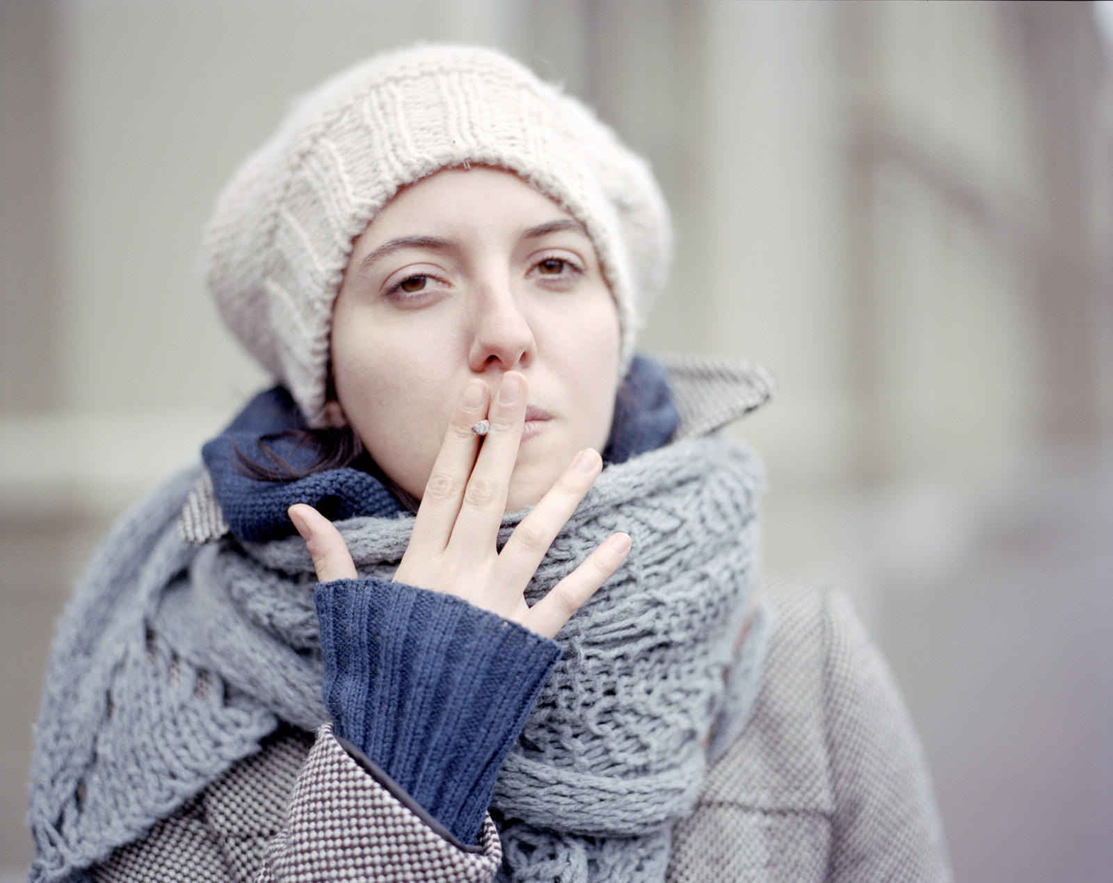 portræt, hat, vinter, rygning, kold, halstørklæde, Holland, pels, næse, bokeh, beanie, uld, Kodak, PENTAX, Haag, italiensk, fuldkommenhed, holland, negativ, epson, pige, skønhed, smil, kvinde, dOF, farve, analog, kasket, super, pro, film, analog, hovedbeklædning, strikket, 400, 105mm, C41, professionel, hals, thenetherlands, Portra, øjenkontakt, tekstil, 6x7, Haag, hule, 120, 67, Takumar, portrætfotografering, handske, skind beklædning, Nederlands, olivia, strikning, strik hue, kodakportra400, Asahi, glide, mediumformat, F24, pentax67, scanner, billedbehandling, multi, ai, flatbed, belagt, SilverFast, supermulticoatedtakumar, V750, wrappedupwarm, LaserSoft, asahipentax67, epsonperfectionv750