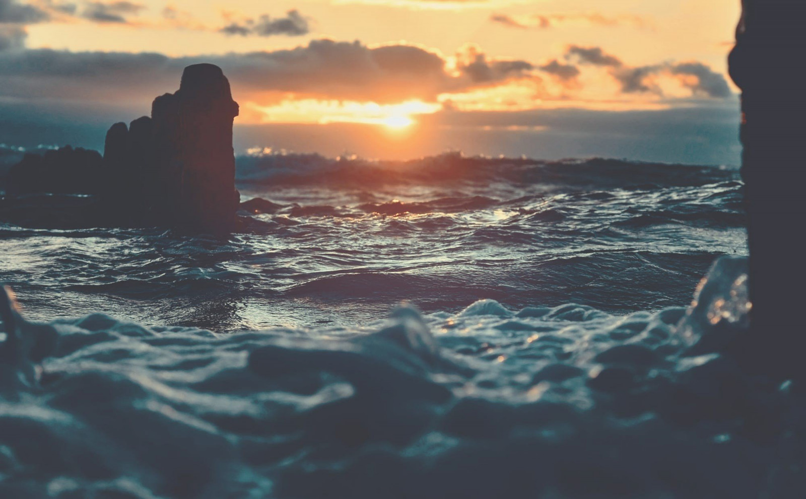 2000x1239 px, mraky, krajina, Příroda, skály, moře, slunce, slunečnímu záření, západ slunce, vlny