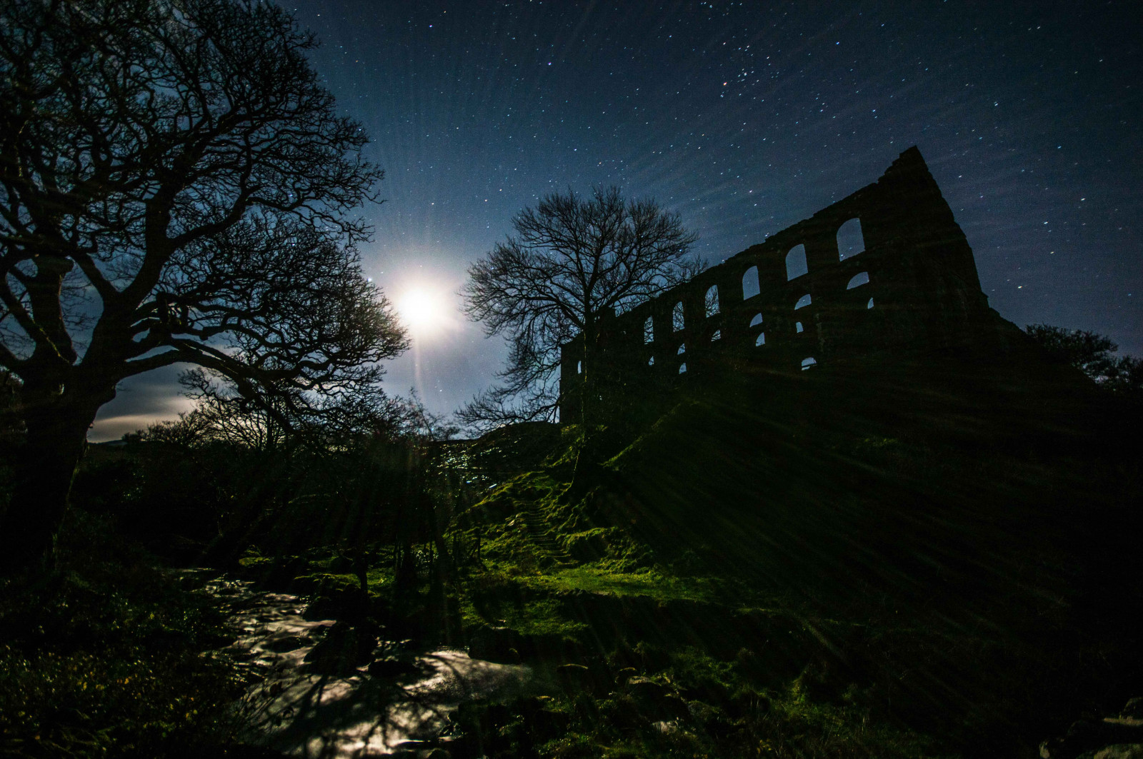 alberi, paesaggio, notte, acqua, natura, spazio, rovinare, abbandonato, erba, cielo, stelle, Luna, verde, sera, fiume, chiaro di luna, atmosfera, Nikon, astronomia, fabbrica, mezzanotte, Nord, Galles, leggero, longexposure, lungo, esposizione, albero, alba, pianta, blinkagain, illuminazione, stella, chiaro, oscurità, D3200, derelitto, Cymru, oggetto astronomico, fenomeno, Galles del nord, Cwmystradllyn