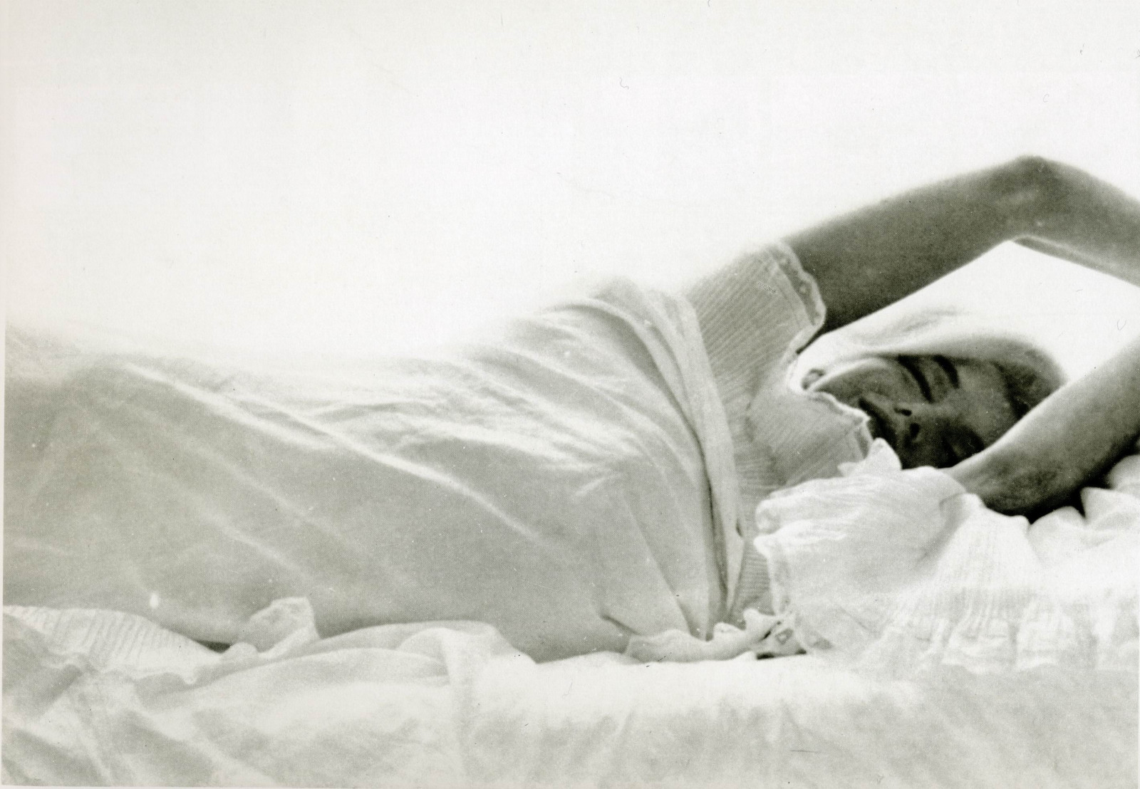 tegning, hvit, kvinner, sitter, seng, i seng, skuespillerinne, Person, Marilyn Monroe, sove, barn, hånd, Føle, væpne, svart og hvit, monokrom fotografering, menneskelige stillinger, art modell, menneskelig handling