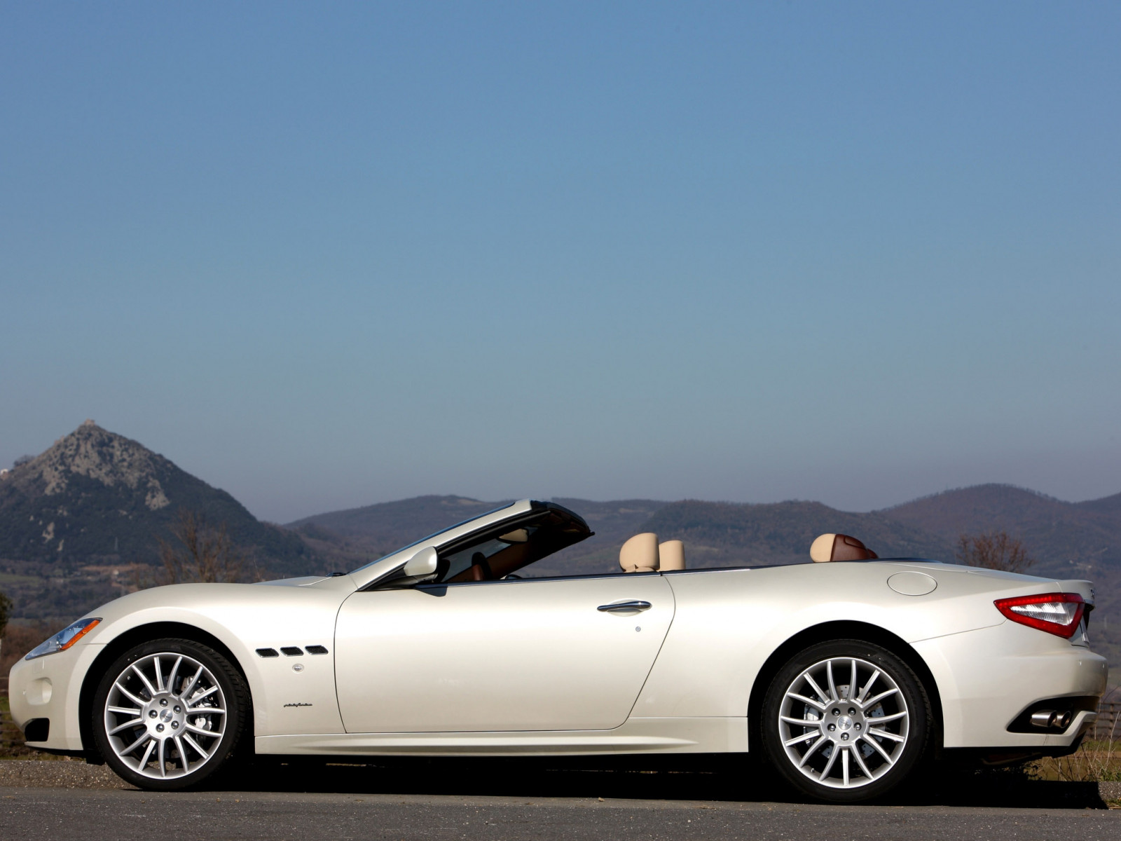 bil, køretøj, sportsvogn, Maserati, coupe, Cabriolet, ydeevne bil, Aston Martin DB9, Maserati GranTurismo, 2012, netcarshow, netcar, bil billeder, bil foto, hjul, GranCabrio, superbil, jord køretøj, bildesign, automotive exterior, bil make, luksus køretøj, personlig luksus bil