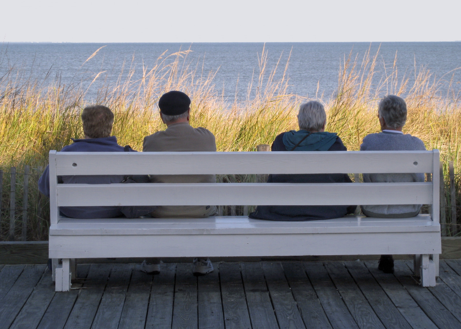 oceán, modrý, Přátelé, muži, pláž, žlutý, Kánon, lavice, sedící, kamarádi, duny, září, letovisko, dřevěný, pointandshoot, Delaware, rehoboth, v důchodu, mořský břeh, zapadající slunce, retirees, šedé vlasy, Dunegrass, catchycolorsblue, afternoongettogether