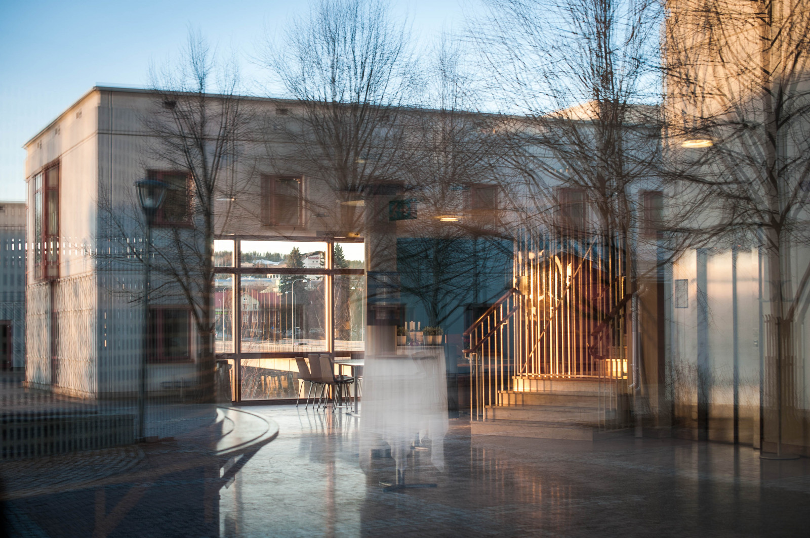 ต้นไม้, ความคมชัด, หน้าต่าง, เมือง, สถาปัตยกรรม, น้ำ, อาคาร, การสะท้อน, ตาราง, บ้าน, ตอนเย็น, กระจก, ประตู, ภายใน, ต้นไม้, หน้าต่าง, ภายนอก, เก้าอี้, ซุ้ม, บันได, แหล่งดึงดูดนักท่องเที่ยว