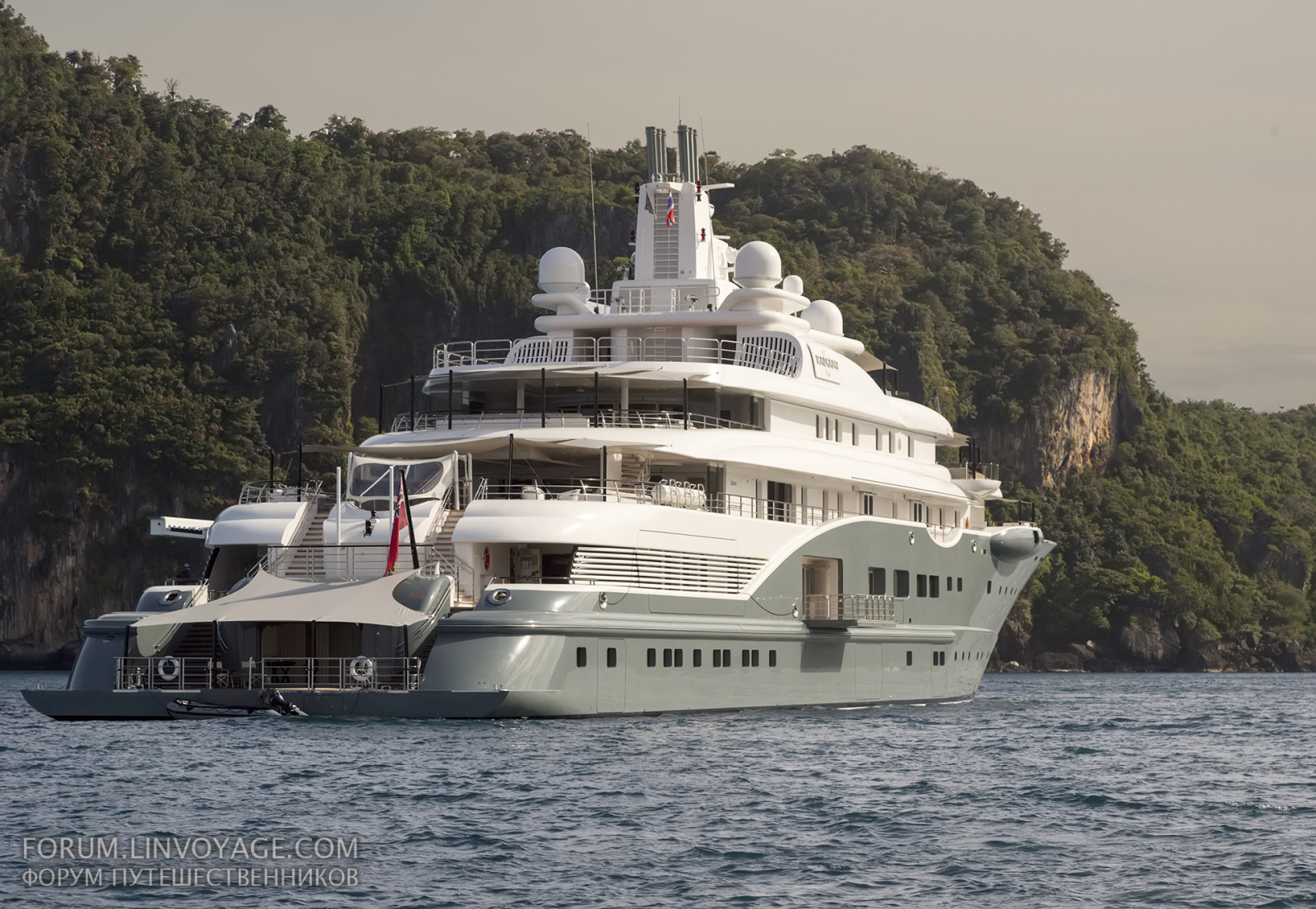 skib, båd, hav, bakke, køretøj, blå, ø, jungle, yacht, Thailand, Al, Boris, strålende, stor, bjerg, udendørs, ocean, fartøjer, phuket, kæmpe stor, phiphi, superyacht, MegaYacht, Berezovsky, uae, milliardær, Abdulla, Futtaim, hyper, sejlsport, motor skib, passagerskib, luksusyacht