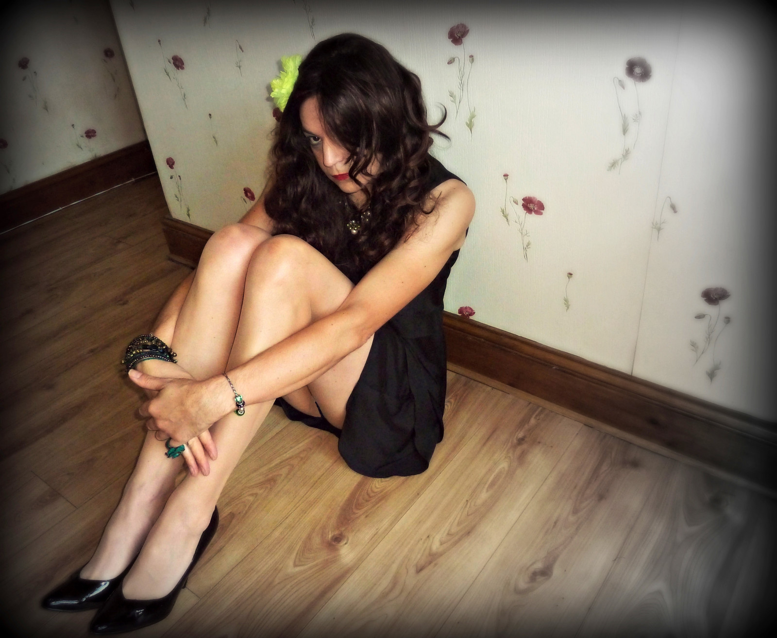 Černá, model, nohy, sedící, fotografování, šaty, vlasy, punčocháče, podpatky, Osoba, Crossdress, travesti, dívka, krása, ruka, dáma, prst, noha, smysl, dlouhé vlasy, vysoké podpatky, černé šaty, lidských pozice, focení, umění model, Lidské tělo, interakce, LBD, tgirl, tranny