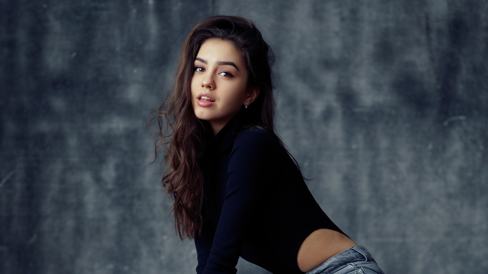 model, bruneta, hnědé oči, dlouhé vlasy, růžová rtěnka, makeup, otevři pusu