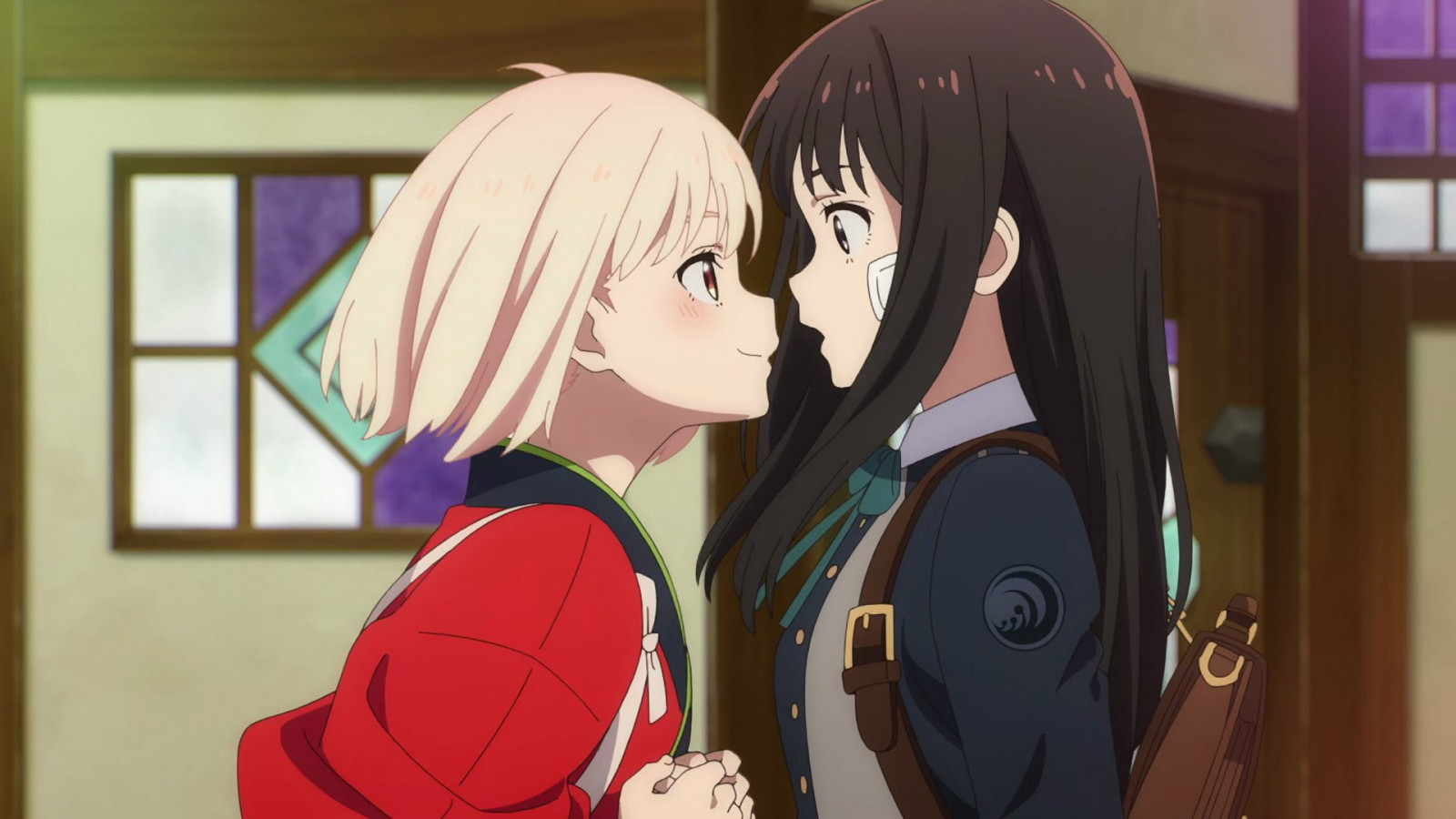 Anime, Meninas anime, Lycoris Recoil, Nishikigi Chisato, Inoue Takina, cabelo curto, Loiras, cabelo longo, cabelo preto, two women, Anime screenshot, obra de arte, arte digital