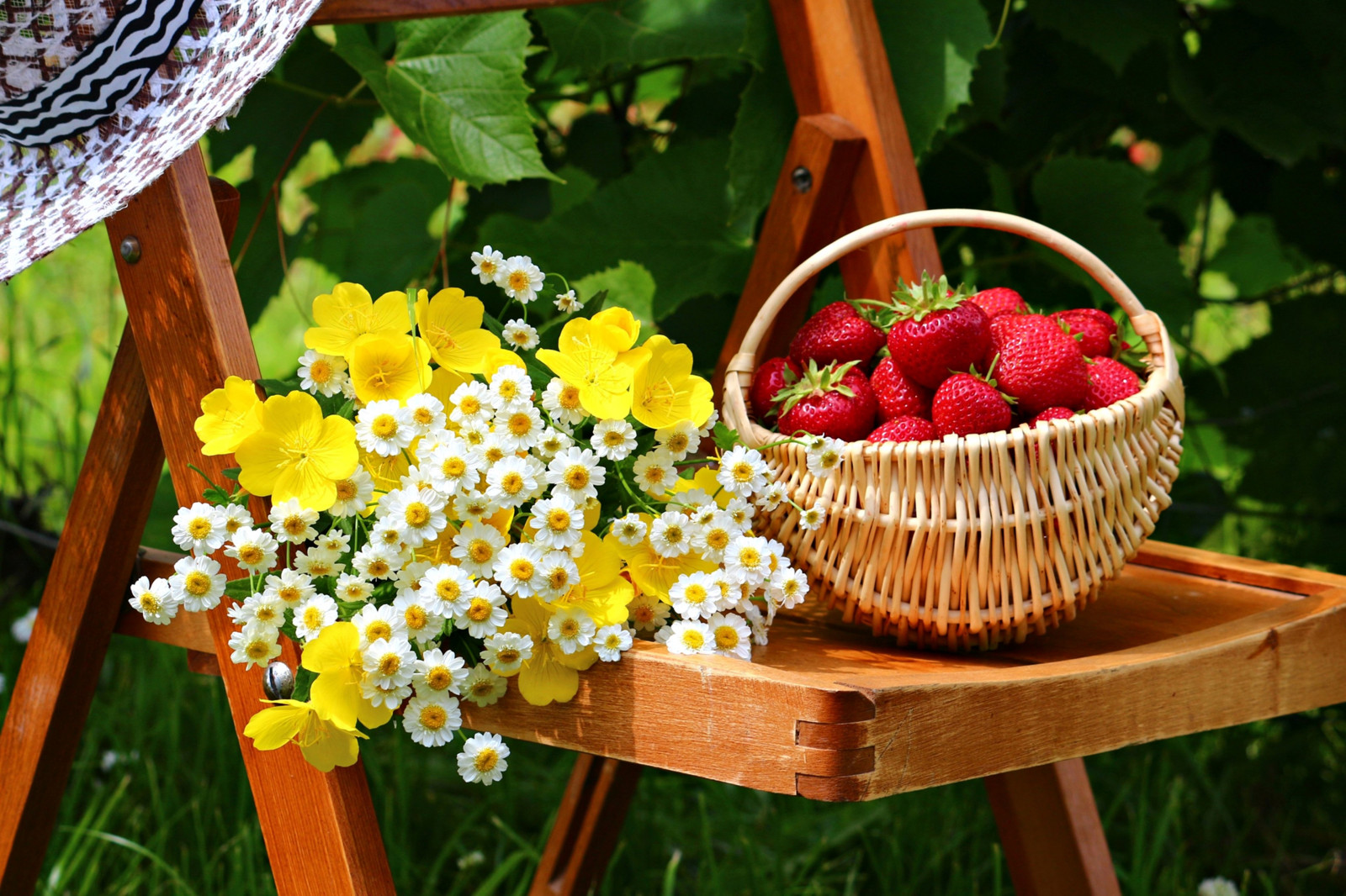 3840x2559 px, korg, blommor, mat, frukt, trädgård, vår, jordgubbar, tabell