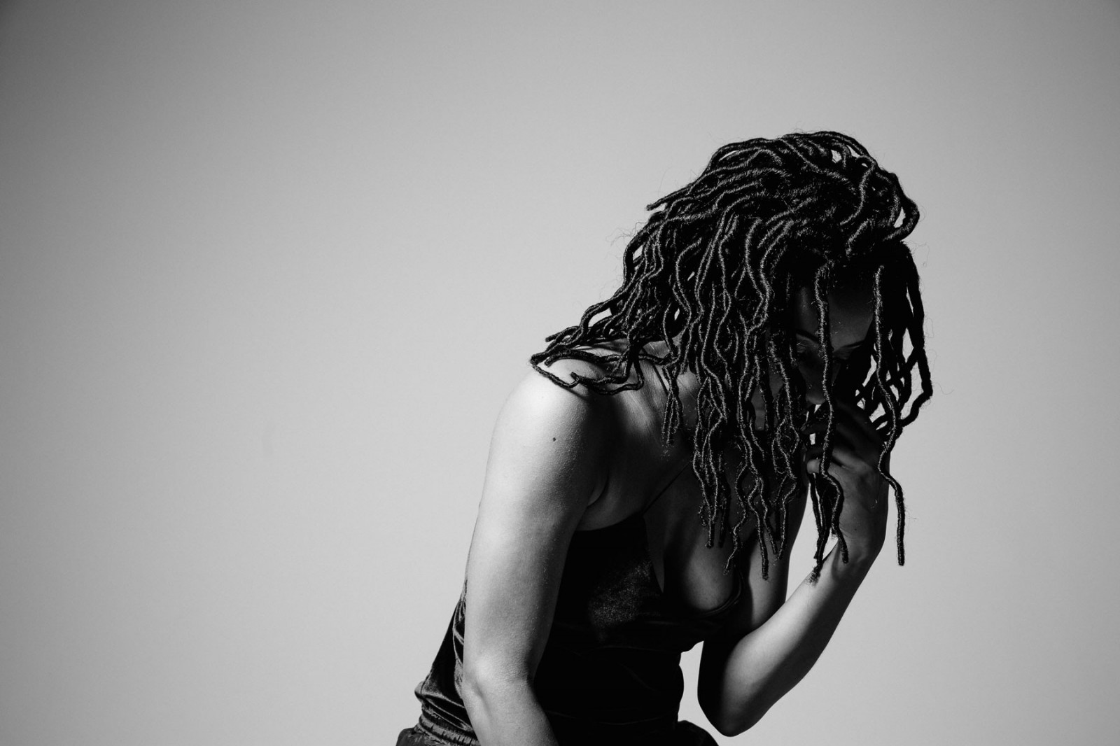 bílý, Černá, ženy, černobílý, model, portrét, jednoduché pozadí, dlouhé vlasy, zavřenýma očima, bruneta, holá ramena, fotografování, tílko, výstřih, dredy, žádná podprsenka, krása, ruka, fotografie, tma, smysl, Černý a bílý, monochromatické fotografování, focení, umění model