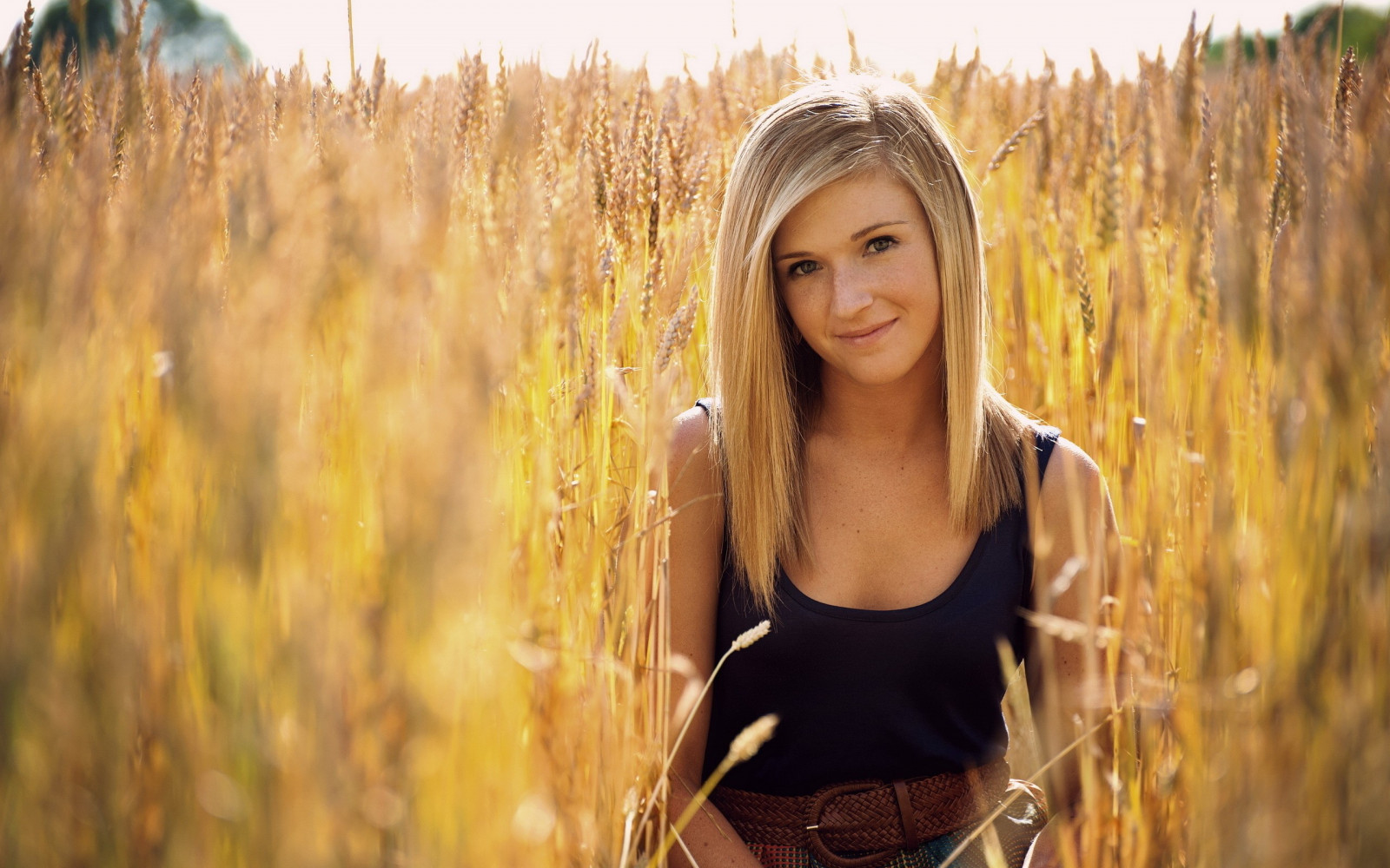 luz solar, Mulheres ao ar livre, mulheres, modelo, Loiras, grama, campo, fotografia, sorridente, regata, cinto, grão, Espiguetas, Primavera, Pessoa, outono, plantar, menina, beleza, estação, mulher, agricultura, Prado, 2560x1600 px, colheita, Fotografia de retrato, sessão de fotos, Família da grama