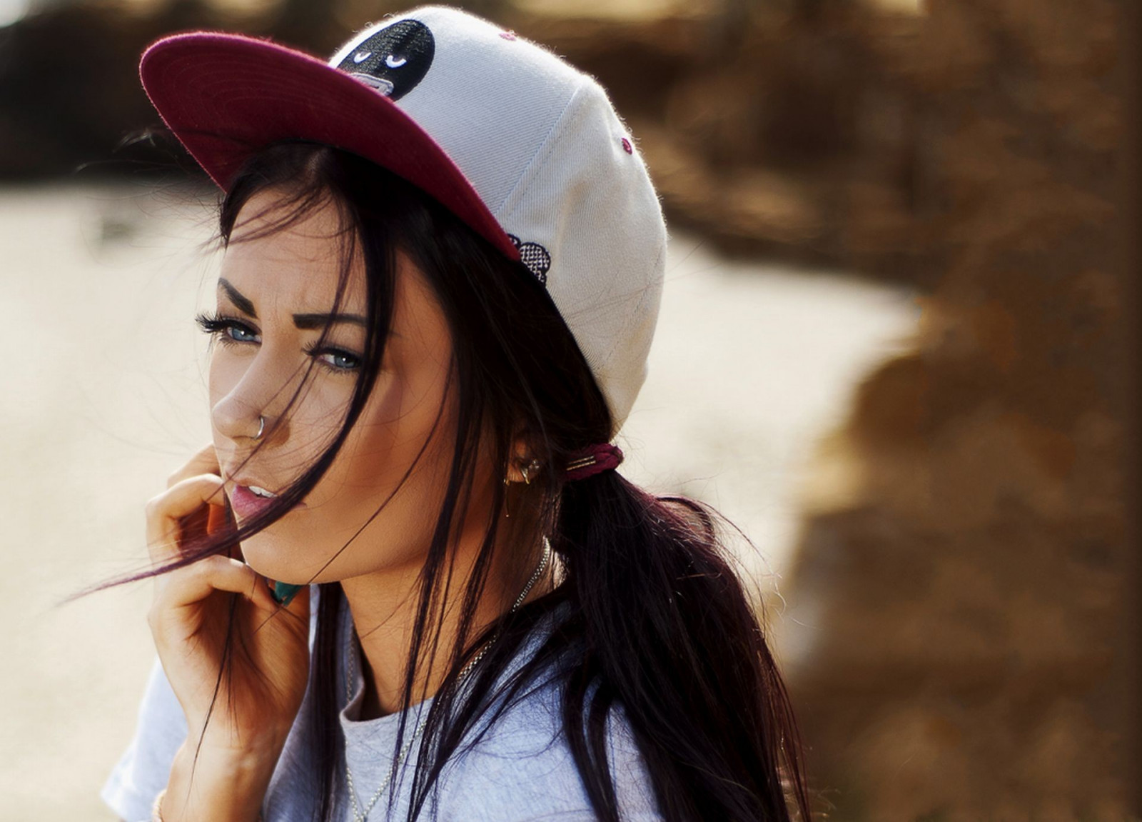 twarz, kobiety, Model, portret, okulary słoneczne, niebieskie oczy, okulary, czerwony, zimowy, fotografia, przeszywający, moda, emocja, wiosna, Osoba, skóra, odzież, głowa, kolor, dziewczyna, piękno, pora roku, uśmiech, oko, kobieta, dama, czapka z daszkiem, fotografia, Fotografia portretowa, sesja zdjęciowa, wyraz twarzy, organ, interakcja