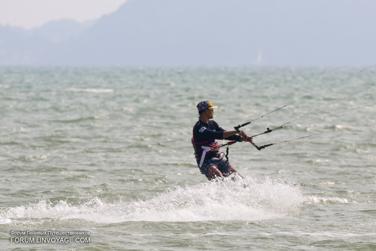 sport, mennesker, hvid, sort, båd, sport, hav, vand, køretøj, Legetøj, Thailand, glente, Flyve, wakeboarding, Flyvningen, kitesurfing, sort og hvid, udendørs, sort hvid, ocean, bølge, kiteboarding, hoppe, phuket, phuketphotographernet, forumlinvoyagecom, vinge, httpforumlinvoyagecom, faldskærm, sejlsport, vind-bølge, ekstrem sport, glidesport, vandsport, overflade vandsport, windsports, kite sport, vandski