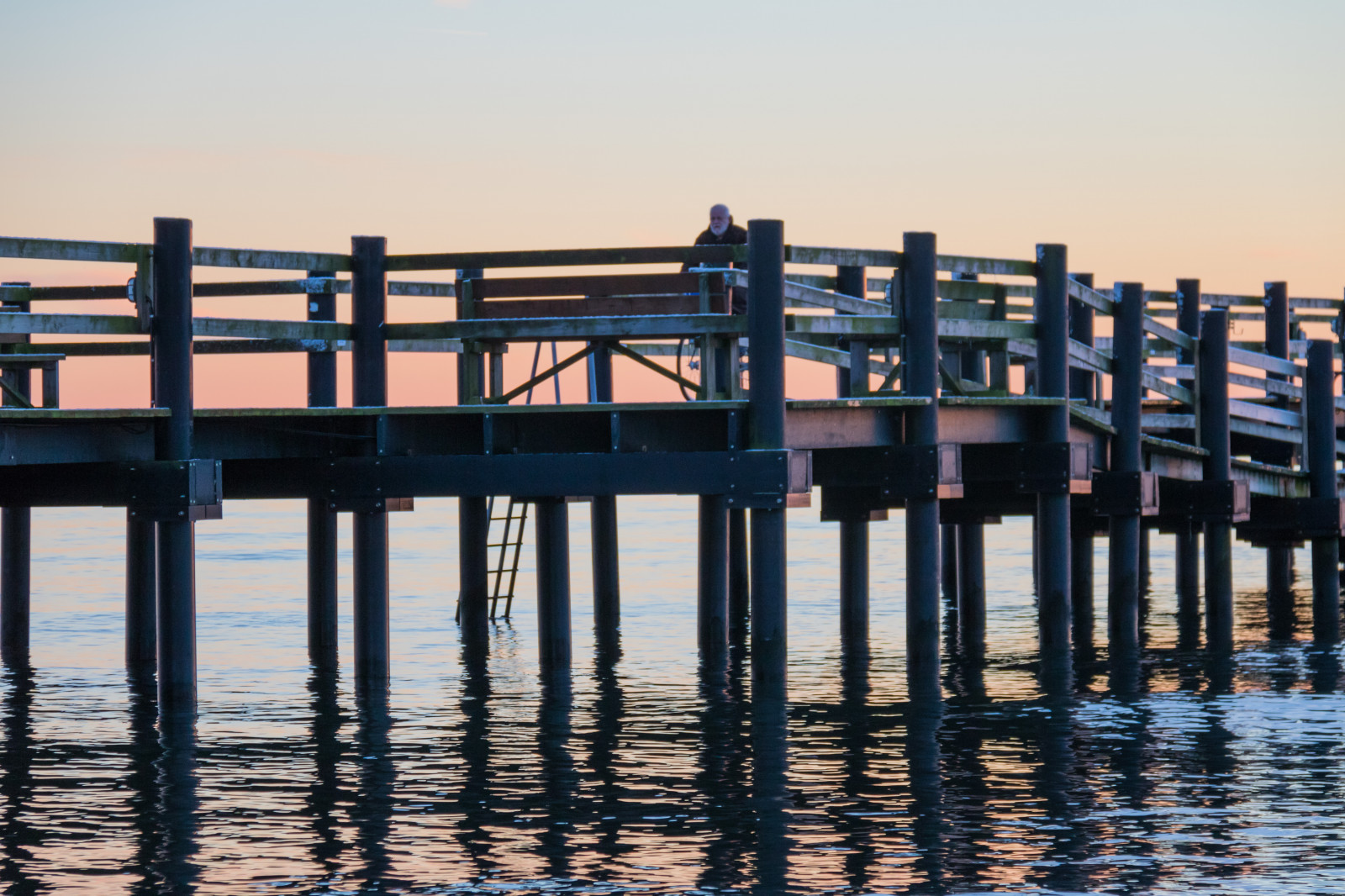 západ slunce, moře, voda, odraz, nebe, zima, večer, most, slunce, horizont, molo, dok, soumrak, chodník, slunce, mrak, oceán, nebe, Brygga, solnedg ng, vatten, Vinter, hav, moln, dřevěný, exif modelu canoneos760d, geocountry, Kamera aby kánon, geocity, Model fotoaparátu canoneos760d, geostate, geolocation, EXIF čočka efs18200mmf3556is, EXIF otvor 56, exif aby kánon, exif focallength 90mm, dalabadet, EXIF isospeed 500