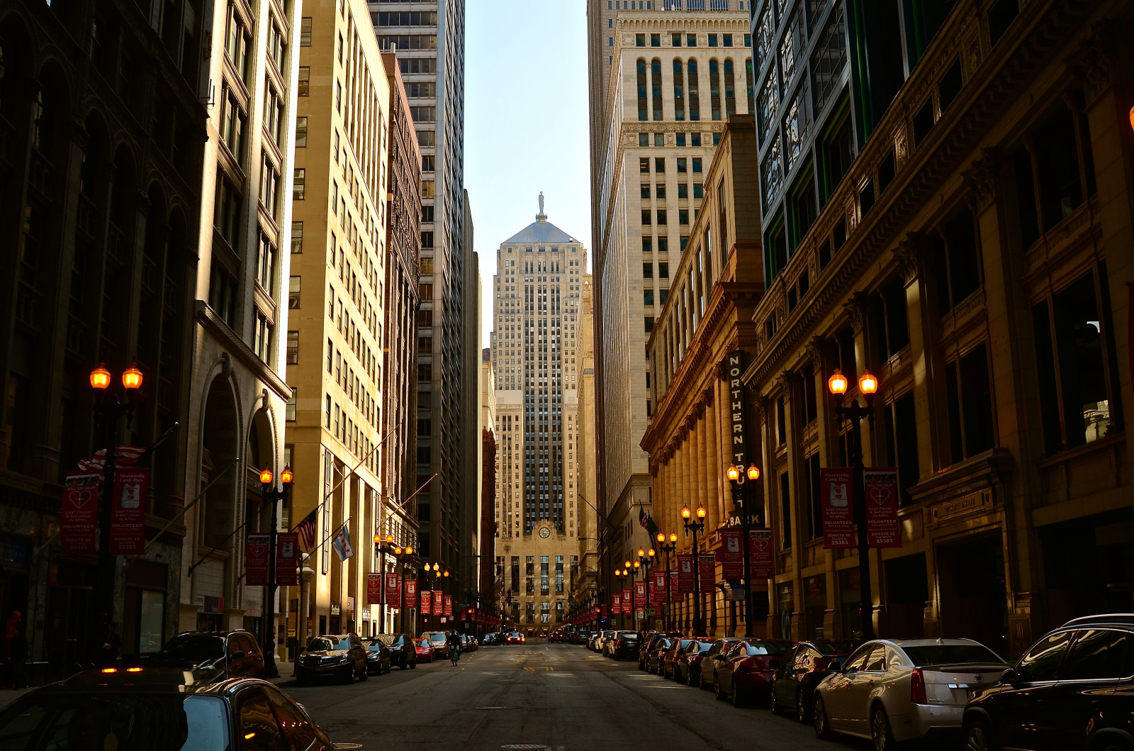 area metropolitana, città, area urbana, grattacielo, metropoli, punto di riferimento, paesaggio urbano, costruzione, strada, centro, infrastruttura, notte, strada, cielo, Quartiere, leggero, architettura, giorno, orizzonte, sera, vicolo, palazzone, finestra, traffico, albero, facciata