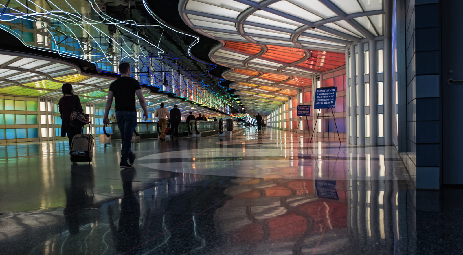 anneworner, Chicago, Ohare, odrazy, ricohgr, architektura, upřímný, Kontrola, kostkovaný, koridor, patro, podlaha, dno, uvnitř, Uvnitř, světelná show, lidé, silueta, vikýř, ulice, streetphotography, obklady, chůze, Okna