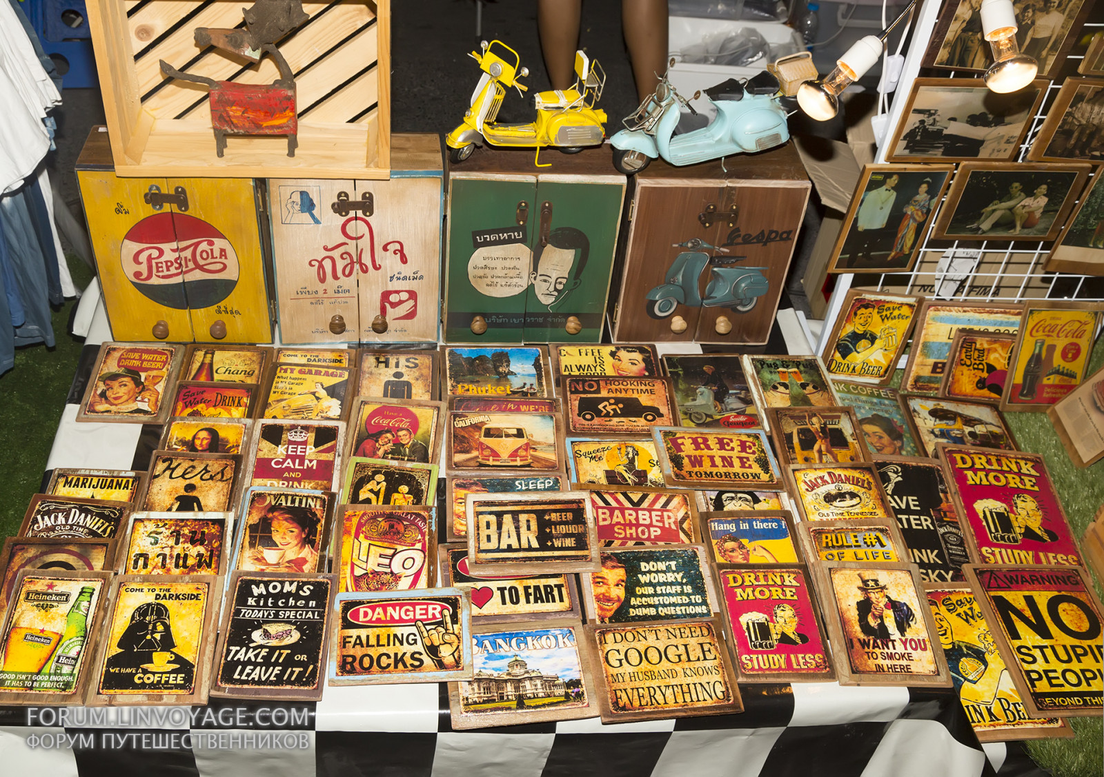 muži, lidé, starý, jídlo, město, ulice, noc, architektura, Červené, žlutý, podepsat, večer, město, ostrov, Hračka, zlato, komiks, Thajsko, jasný, chůze, veletrh, supermarket, Neděle, světlo, barva, květ, trh, prodejna, venkovní, muž, malovat, umělec, deska, phuket, phuketian, Prodej, slavit, dav, ruční, malíř, sbírka, obchod s potravinami