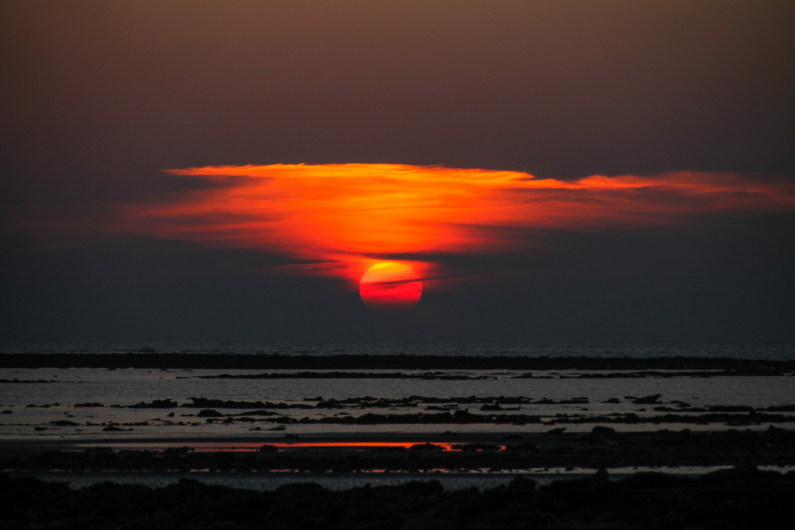 krajina, loď, západ slunce, moře, Příroda, Červené, odraz, nebe, pláž, svítání, večer, pobřeží, slunce, Kánon, horizont, atmosféra, soumrak, Drsný, Bangladéš, UMĚNÍ, mrak, Tamron, svítání, waterscape, oceán, vlna, přímořská krajina, odlesk, mořská vlna, červená obloha v dopoledních hodinách, bayofbengal