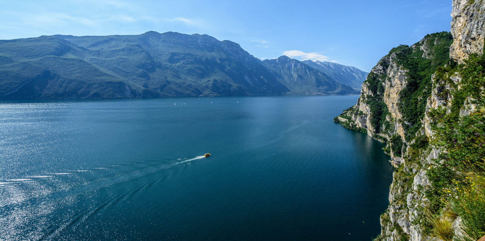 oceano, vecchio, crociera, blu, mare, estate, cielo, Italia, scogliera, lago, vacanza, montagne, Alpi, me, natura, acqua, giugno, roccia, nuvole, rurale, a passeggio, paesaggio, costa, barca, cascata, mare, garda, rocce, Europa, onde, all'aperto, Formazione, cresta, Alpino, puntellare, settentrionale, dolomiti, bluff, Miagolare