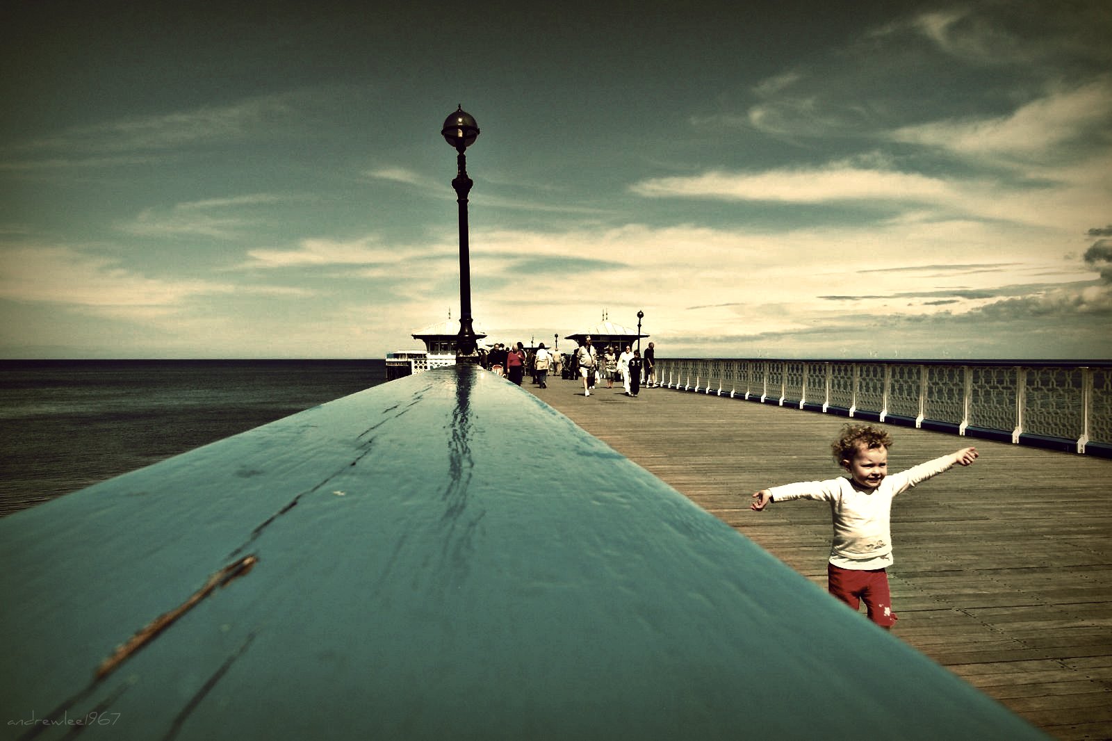 lidé, moře, voda, pobřeží, odraz, nebe, fotografování, pláž, dřevo, uklidnit, nadreálný, večer, pobřeží, svítilna, horizont, Radost, molo, Běh, šťastný, běh, Spojené království, svoboda, dovolená, Wales, mrak, kolejnice, dítě, Procházka, prozkoumat, dívka, oceán, vlna, pobřeží, mladý, dítě, skok, ricoh, mywinners, gb, Británie, přední strana, Llandudno, andrewlee1967, andrewlee, Cymru, tělo z vody, meteorologický jev, nemluvně, conwy, capliogx100, fixed link