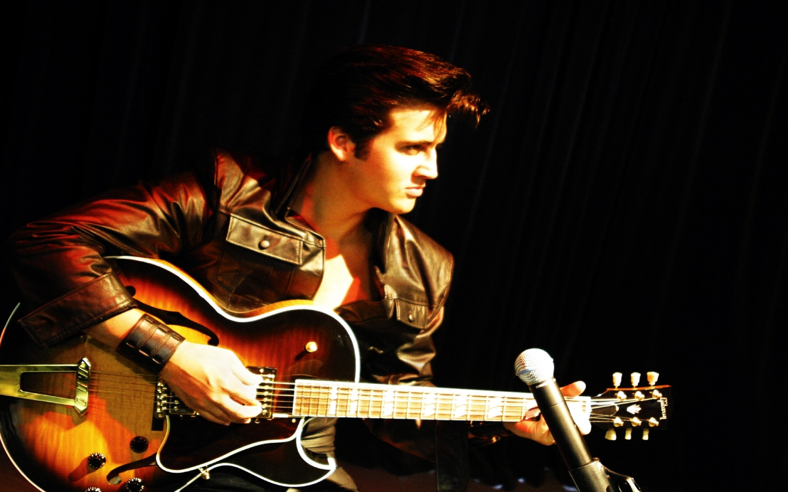 kytara, hudební nástroj, Virtuos, hudba, zpěvák, hudebník, mikrofon, hudební umělec, kytarista, elektrická kytara, pop music, zpěv, Elvis Presley, dívej se, představení, fáze, náramek, koncert, píseň, drnkací nástroj, strunný nástroj, profese, basista, písničkář, baskytara, akustická kytara, múzických umění, slide kytara, jazzový kytarista, musical instrument accessory, string instrument accessory, session musician, guitar accessory