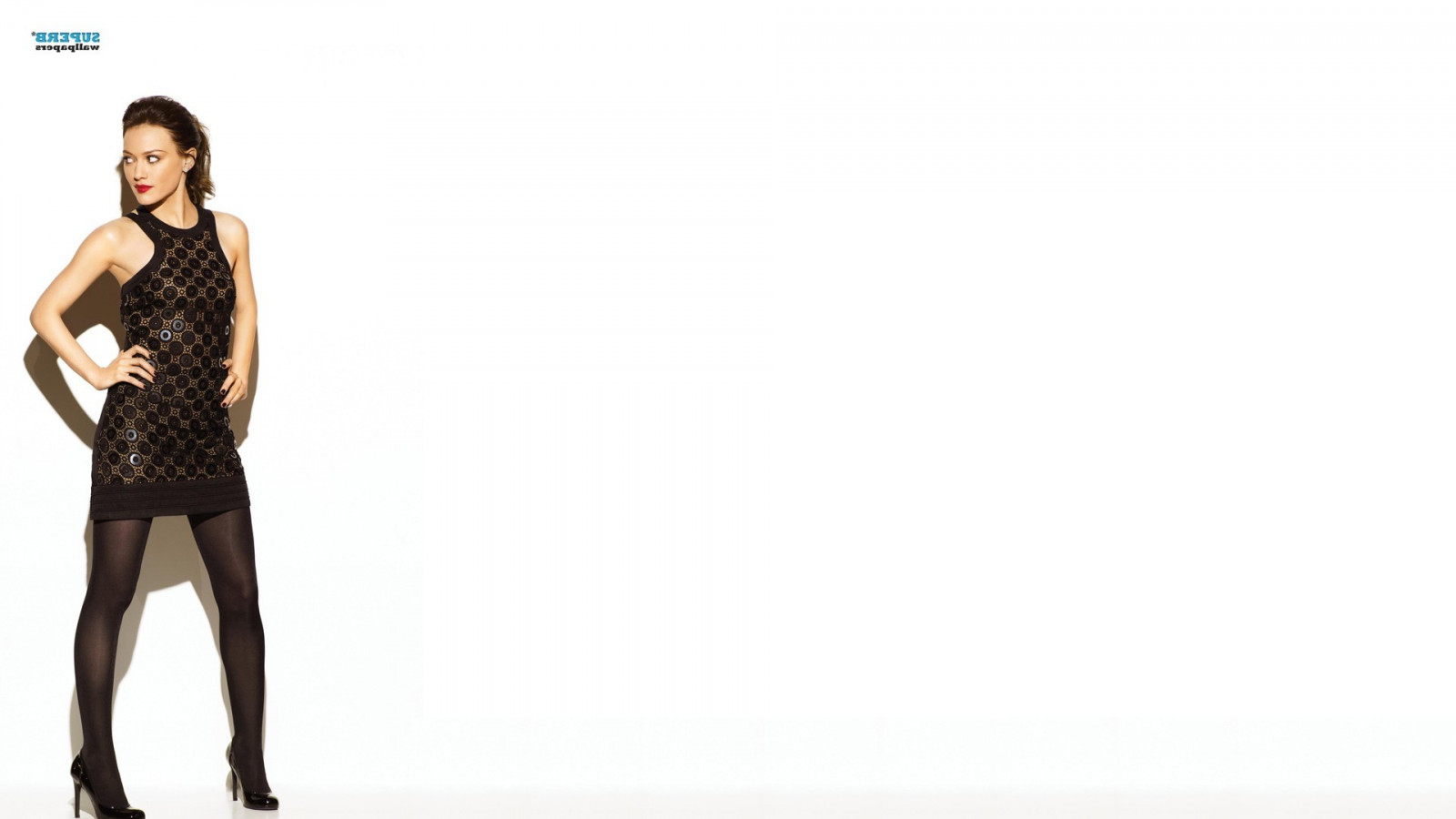 jednoduché pozadí, bruneta, šaty, oříškové oči, punčocháče, podpatky, oblečení, Hilary Duff, noha, textil, 1920x1080 px, focení, svrchní oděvy