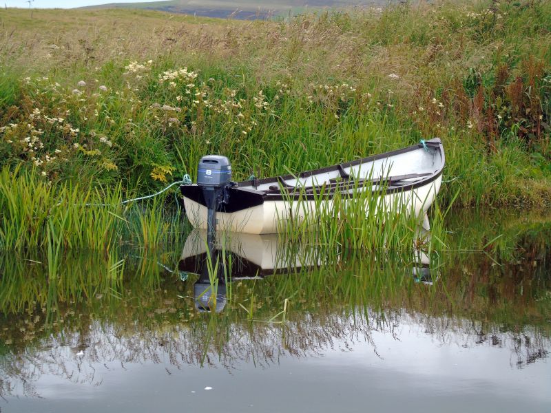 ostrov,Orkneje,odraz,harray,harrayloch,loď