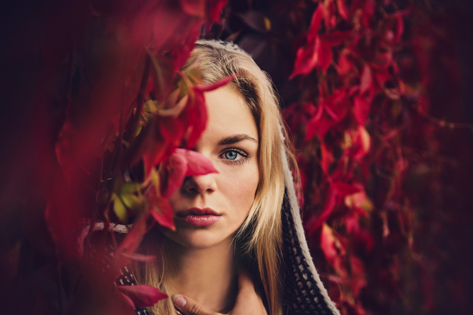 Wallpaper women, blonde, depth of field, blue eyes, red, singing