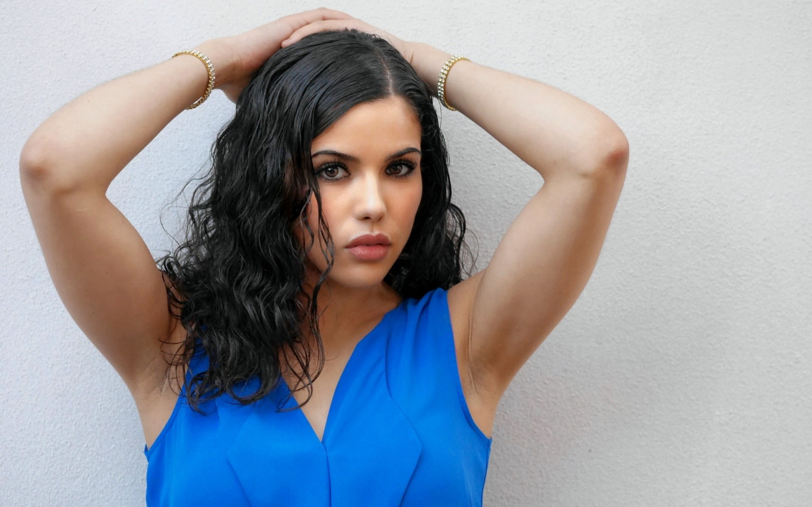 tvář, ženy, model, portrét, dlouhé vlasy, fotografování, zpěvák, šaty, paže nahoru, modrý, černé vlasy, móda, vlasy, kůže, oblečení, supermodelka, dívka, krása, oko, dáma, noha, účes, portrétní fotografie, focení, hnědé vlasy, umění model, břicho, Lidské tělo, kufr, stehno