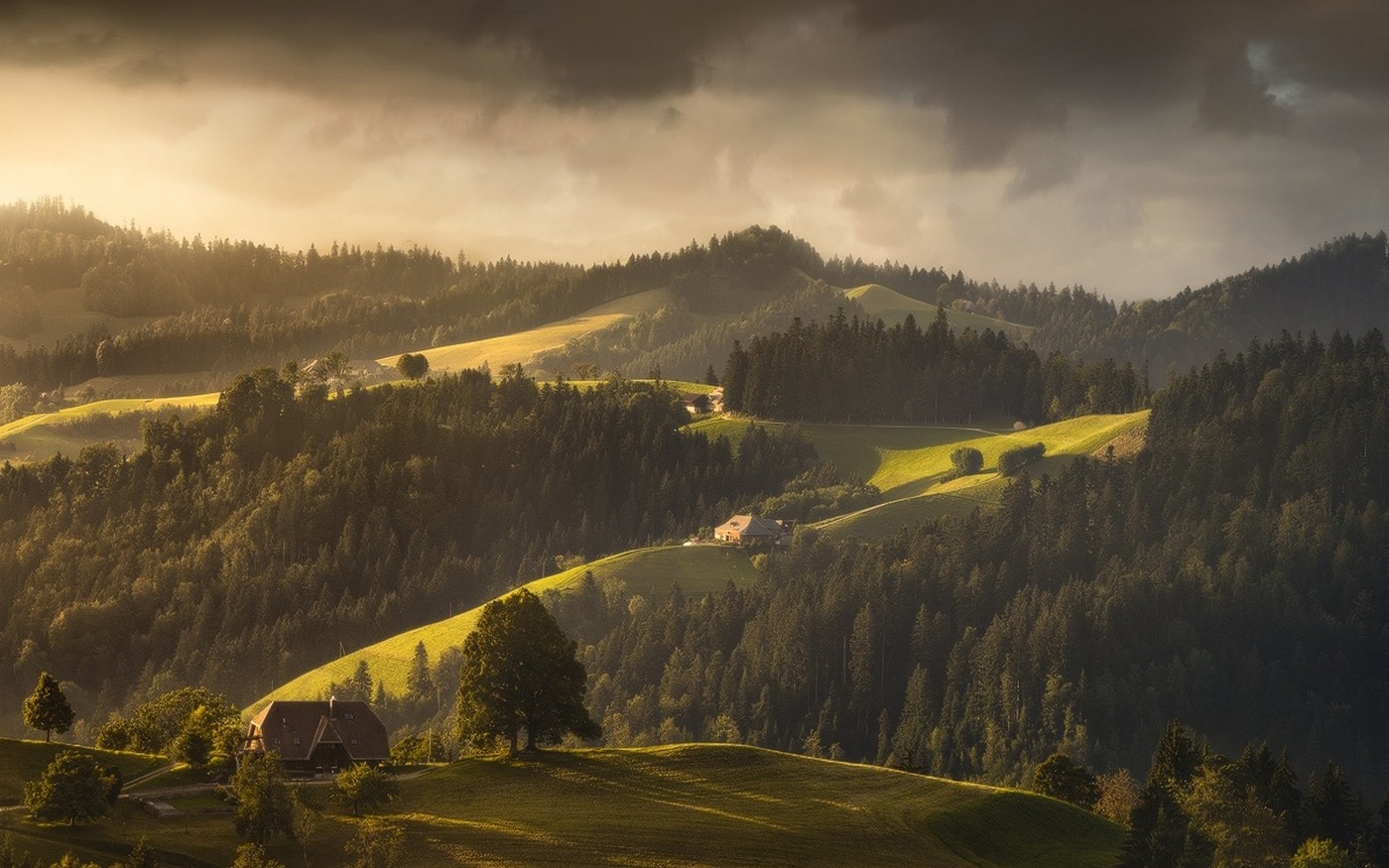 sollys, træer, landskab, Skov, solnedgang, bakke, natur, afspejling, skyer, hus, solopgang, grøn, bakker, aften, morgen, tåge, dal, ødemark, skumring, Alperne, forår, plateau, ryg, Sky, træ, efterår, blad, bjerg, vejr, daggry, landdistrikt, atmosfærisk fænomen, bjergrige landskabsformer, geografisk funktion, bjergkæde