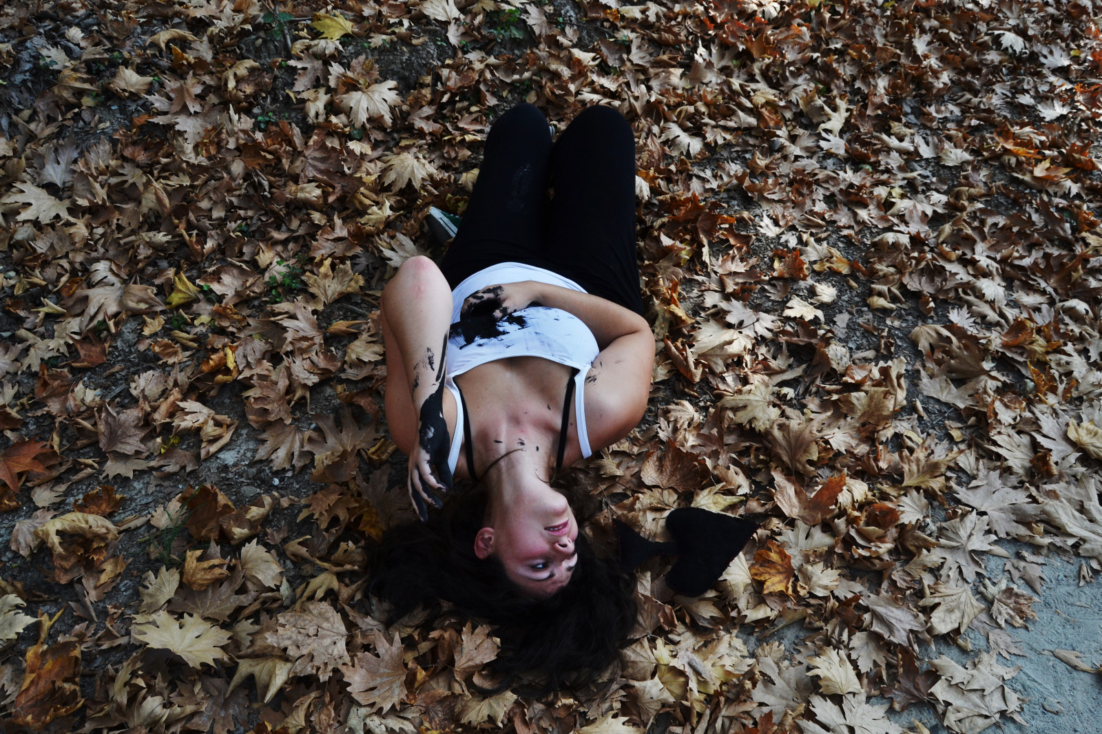 les, listy, bílý, Černá, model, portrét, temný, srdce, fotografování, fotograf, kov, Řecko, jaro, Osoba, citový, Pojmový, světlo, barva, podzim, dítě, list, dívka, krása, sezóna, přírodní, žena, ruka, dolů, ženský, mladý, malovat, noha, fotografie, podle, inspirovaný, nikond3100, autoportrét, ležící, tričko, píseň, padlý, marilyn, se zlomeným srdcem, rýč, Manson, vypuštěn, songinspired