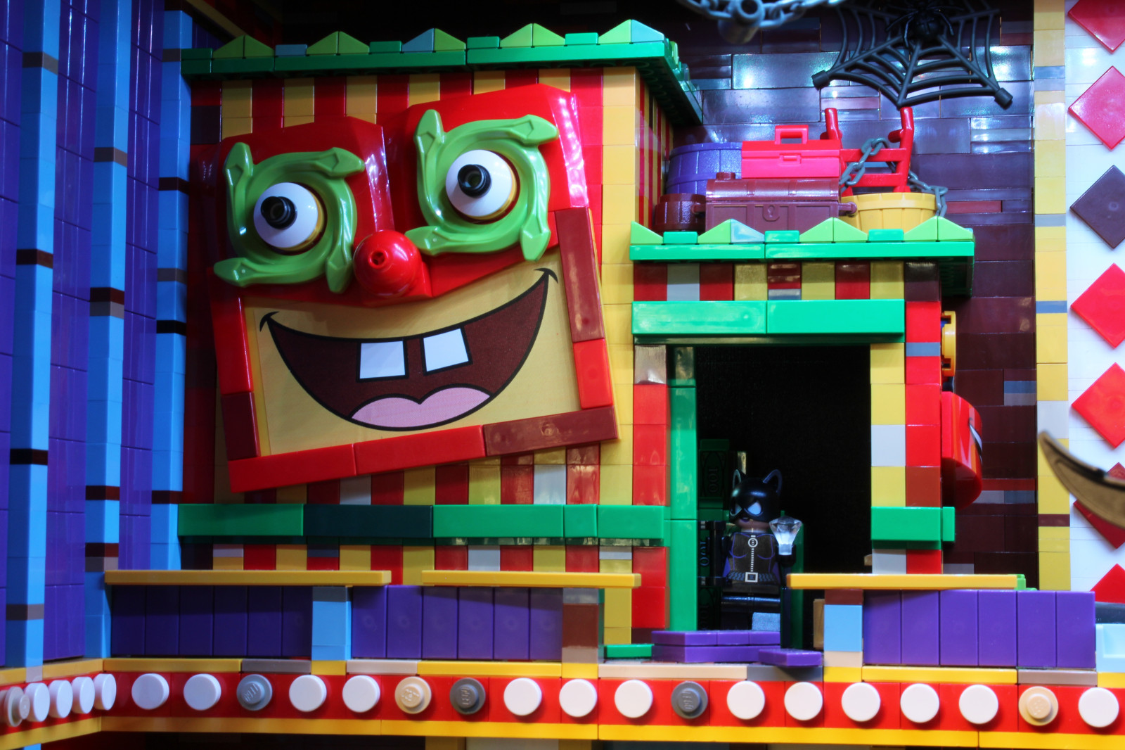 แบทแมน, Catwoman, โจ๊ก, เลโก้, เทคโนโลยี, Batmobile, Gotham, ของเล่น, เพนกวิน, สารพิษ, เล่น, หนี, สนุก, การพักผ่อนหย่อนใจ, ความเป็นพิษ, สวนสนุก, harleyquinn, วิดีโอเกม, นักเล่นกระดานโต้คลื่น, dynamicduo, สองหน้า, dcuniverse, brucewayne, arkhamasylum, Funhouse, brickbaron, brickcon2013