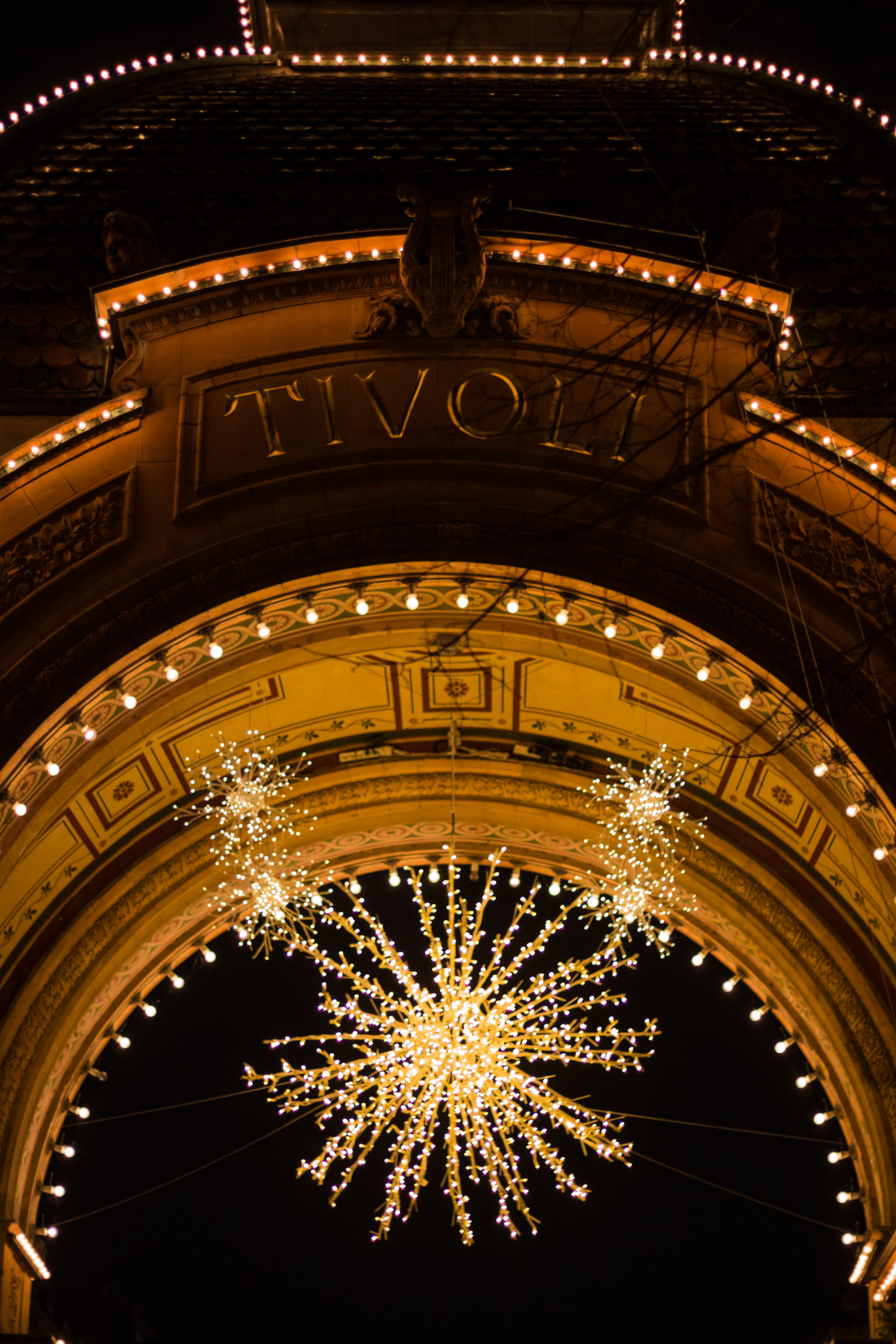 noc, symetrie, Vánoce, oblouk, Dánsko, světlo, Vánoce, osvětlení, července, Danmark, nightphotography, Tivoli, Natt, exif modelu canoneos760d, geocountry, Kamera aby kánon, geocity, Model fotoaparátu canoneos760d, geostate, geolocation, exif aby kánon, EXIF isospeed 320, exif focallength 50mm, EXIF ef50mmf18stm čočka, EXIF otvor 20, tma, kopenhavn, k penhamncopenhagen