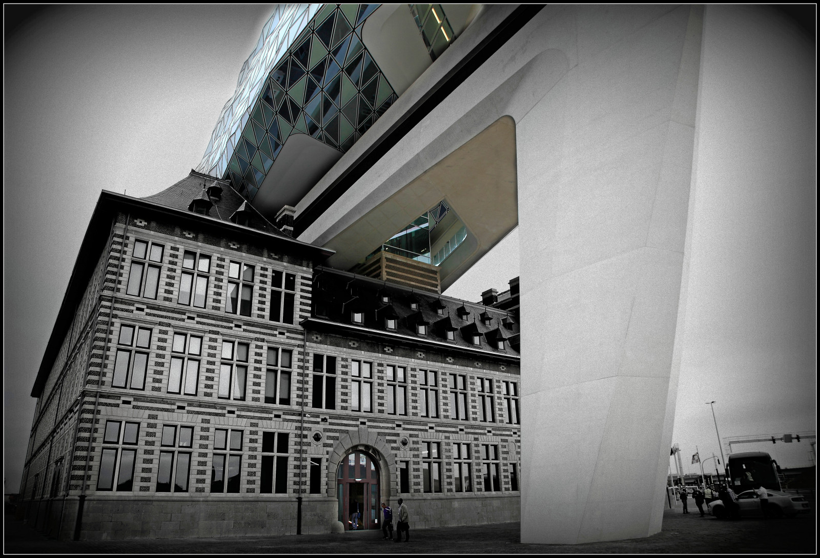 vindue, by, arkitektur, bygning, himmel, fotografering, glas, Canon, by, Belgien, metropol, vinkel, Antwerpen, ville, milepæl, dagtimerne, facade, Belgie, belgique, byområde, sort og hvid, dagslys, claudelina, Anvers, Zaha Hadid, maisonduport, havenhuis