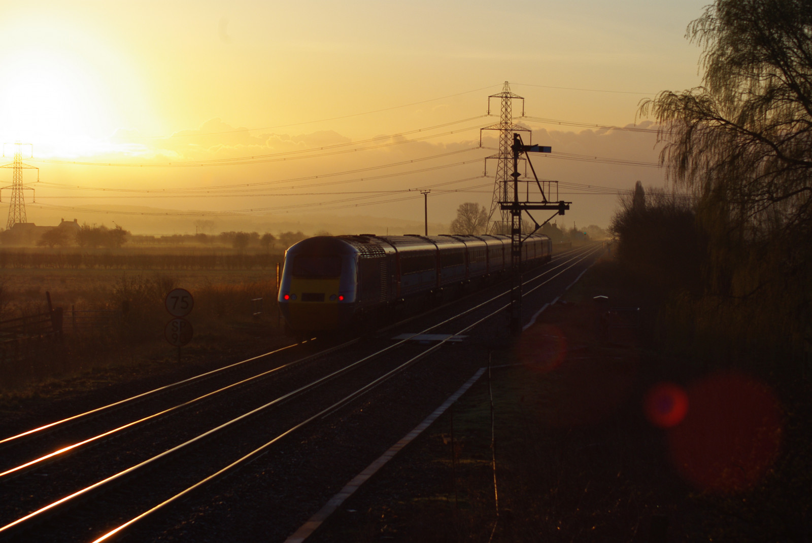 slunečnímu záření, západ slunce, noc, nebe, vlak, svítání, večer, ráno, vlakové nádraží, horizont, atmosféra, signál, soumrak, doprava, lokomotiva, elektřina, strom, svítání, rostlina, čára, dráha, lensflare, pruh, signály, železniční doprava, železniční vůz, elektrické napájení, ECML, eastcoastmainline, východní pobřeží, hst, semafory, semafor, Class43, Intercity125, Semaphoresignals, Semaphoresignal, Yorkshirewolds, Broomfleet, Hullselbyline, Broomfleetsignalbox