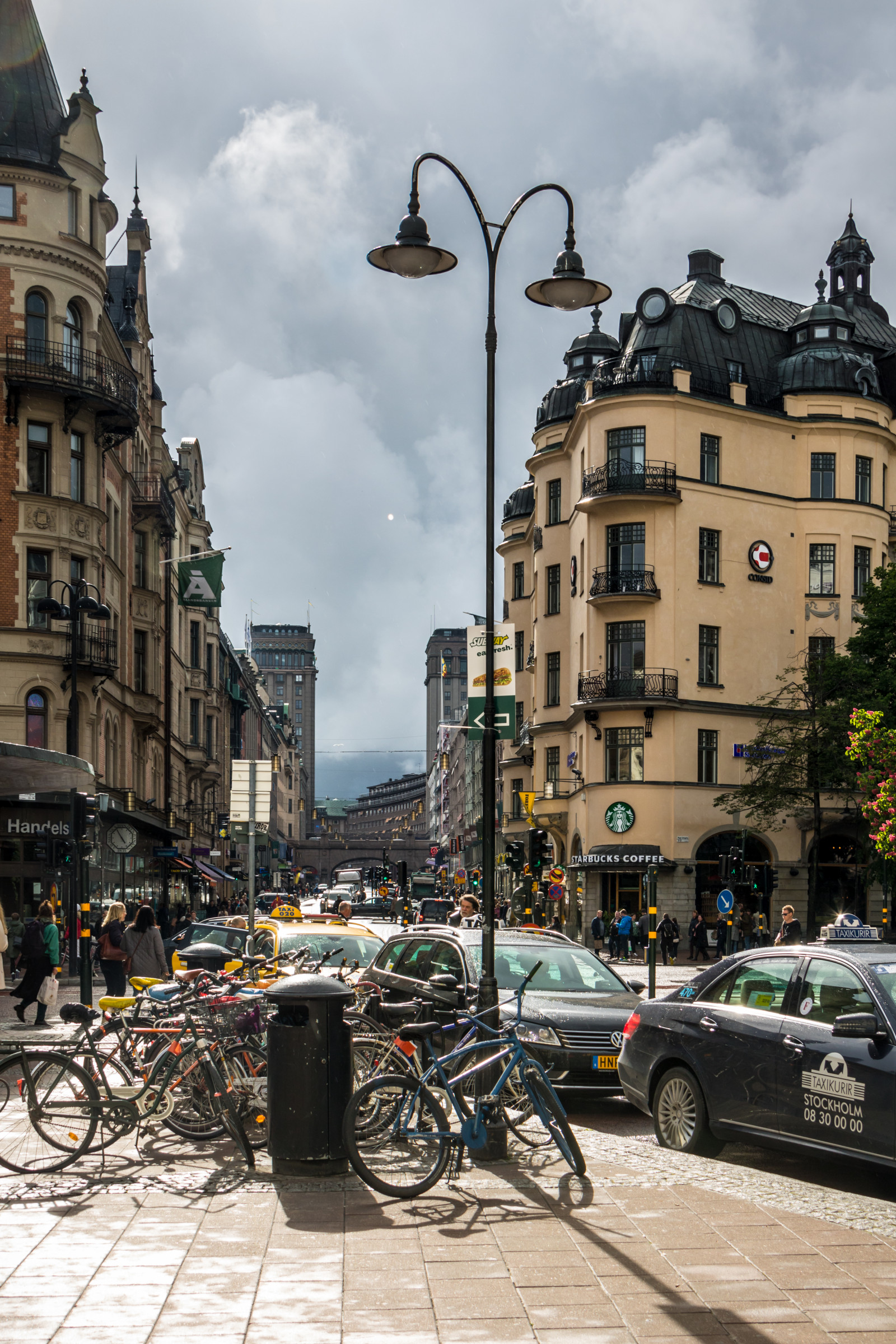 città, strada, paesaggio urbano, cielo, veicolo, strada, Turismo, cittadina, Stoccolma, la piazza cittadina, trasporto, infrastruttura, nube, centro, viaggio, attackfoto, corsia, area urbana, corso d'acqua, insediamento umano, Quartiere, Zona residenziale