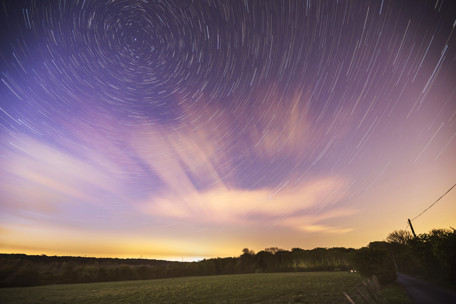 krajina, les, noc, Příroda, prostor, nebe, pole, silnice, hvězdy, mraky, větev, večer, ráno, vítr, horizont, kruh, atmosféra, soumrak, cesta, astronomie, jitřenka, světlo, longexposure, dlouho, expozice, mrak, strom, svítání, les, hvězda, stezka, stezky, tma, startrails, počítač tapeta, Atmosféra Země, odlesk, vesmír, astronomický objekt, meteorologický jev, jev, polaris