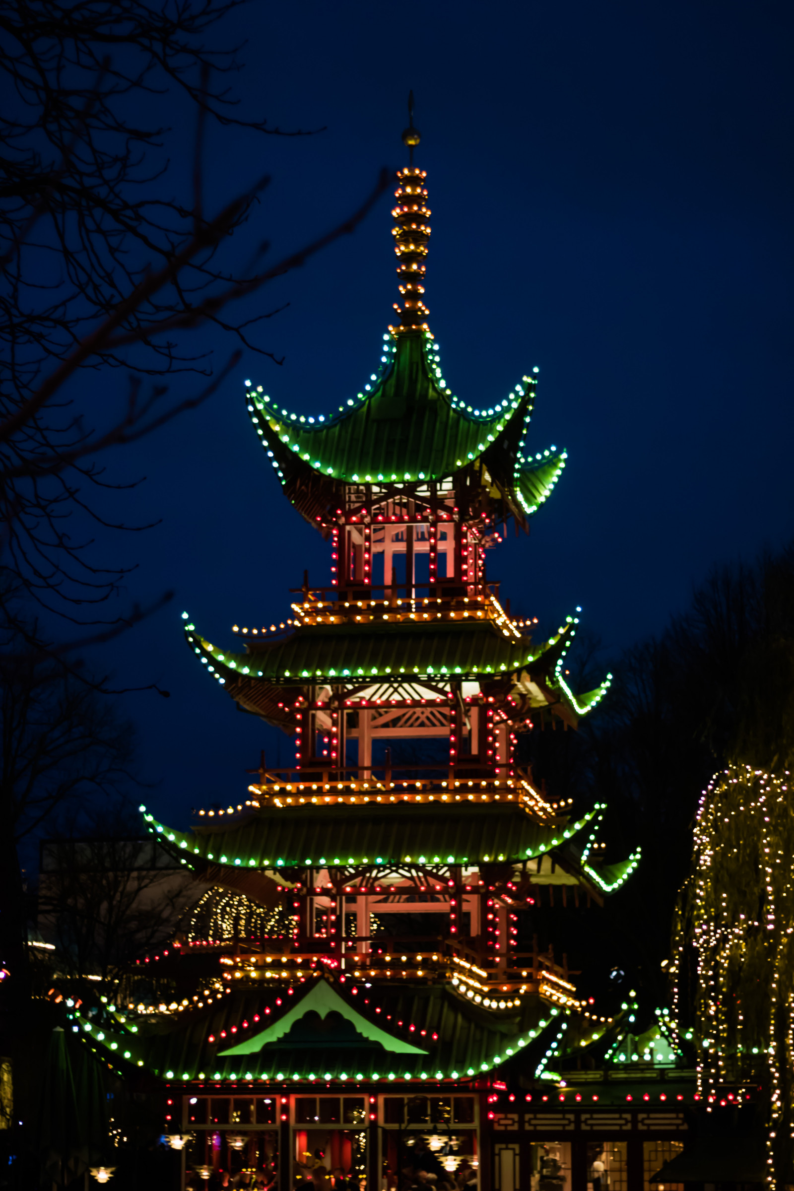 noc, věž, Vánoční strom, Vánoce, Vánoční osvětlení, Dánsko, strom, Vánoce, července, Danmark, nightphotography, Tivoli, Natt, exif modelu canoneos760d, geocountry, Kamera aby kánon, geocity, Model fotoaparátu canoneos760d, geostate, geolocation, exif aby kánon, exif isospeed 1600, exif focallength 50mm, EXIF ef50mmf18stm čočka, EXIF otvor 20, kopenhavn, k penhamncopenhagen, vánoční dekorace